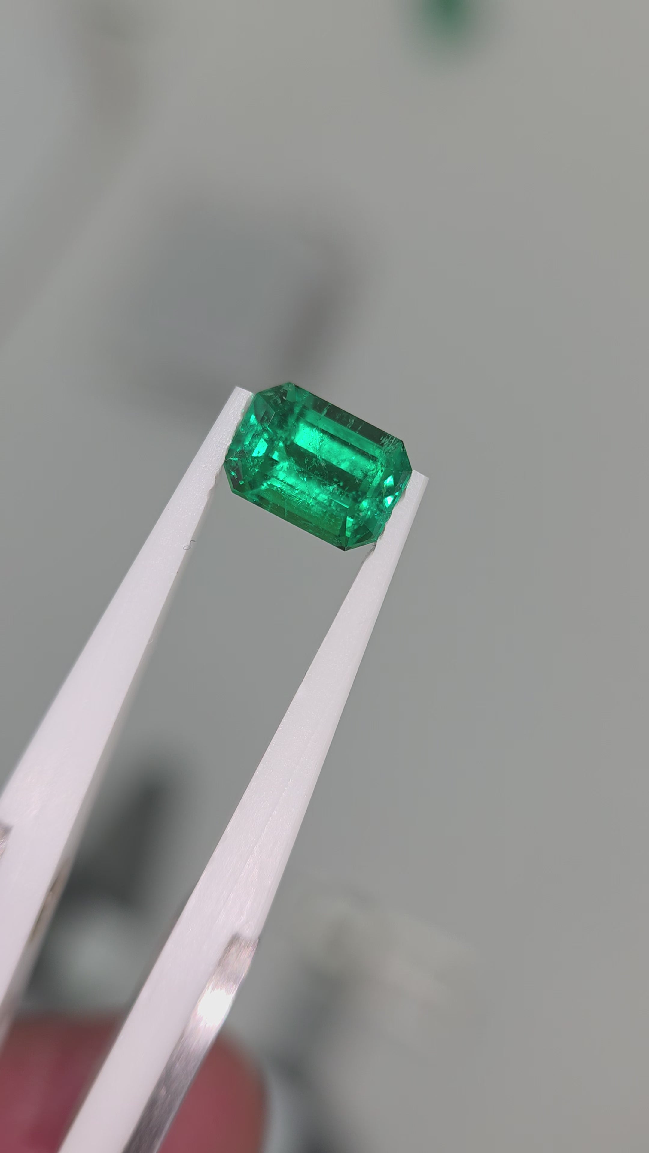 Esmeralda natural de muzo 8.38 × 5.92 × 4.59 mm / Corte rectangular