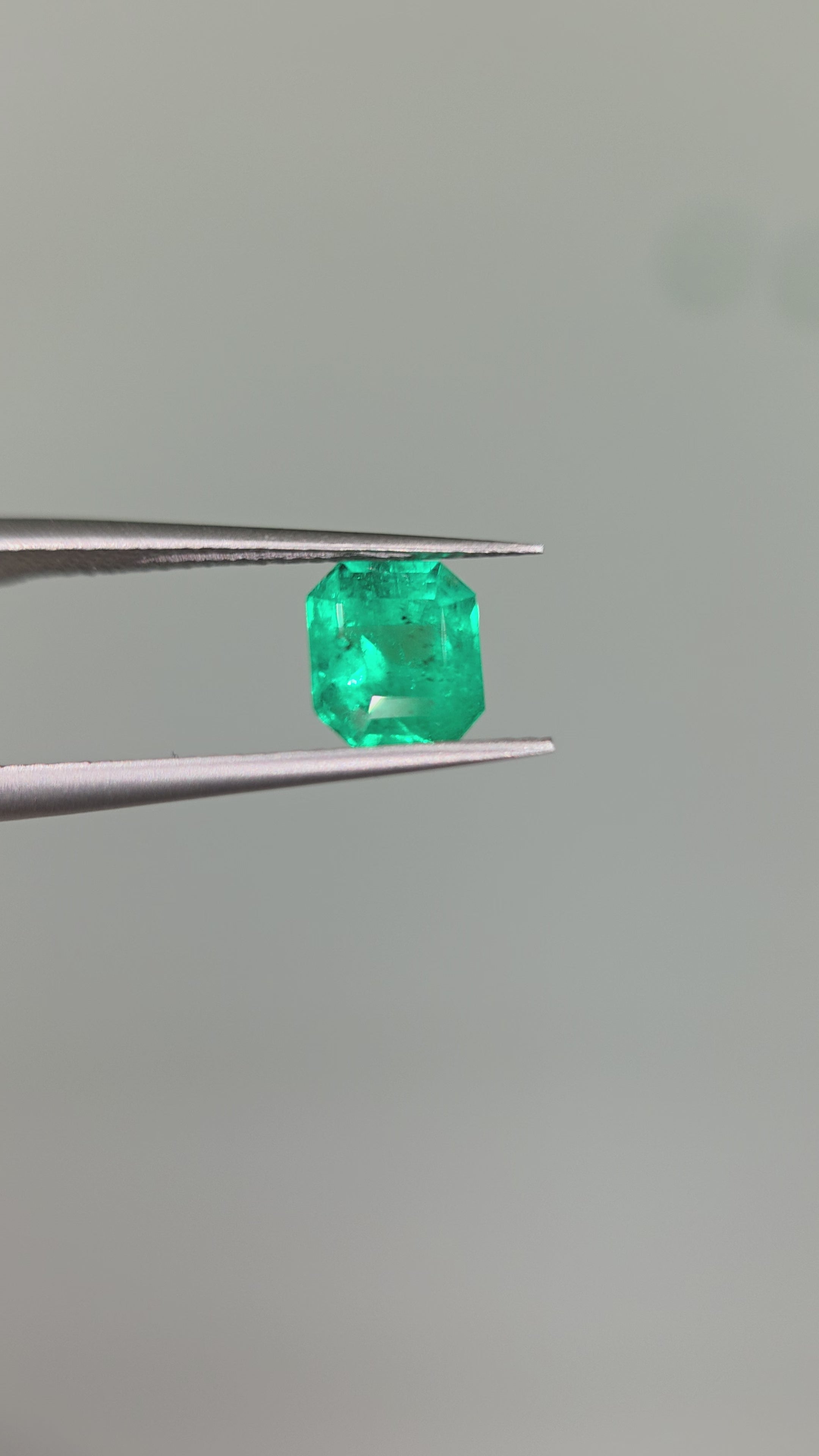 Esmeralda natural  4.57 x 5.91 x 2.71mm