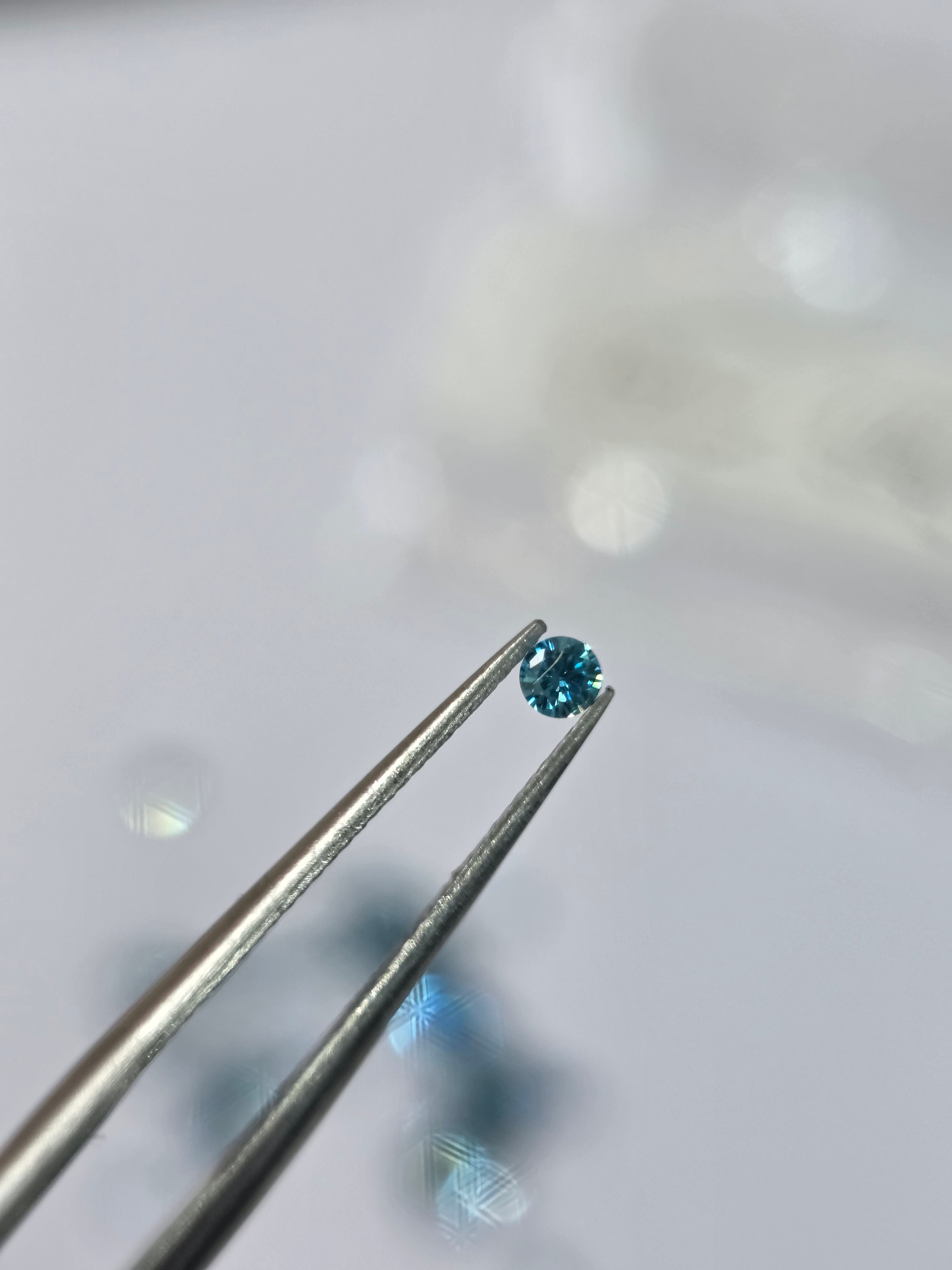 Diamante natural 0.05 ct (2.25–2.29 mm) | Color azul | Tratado