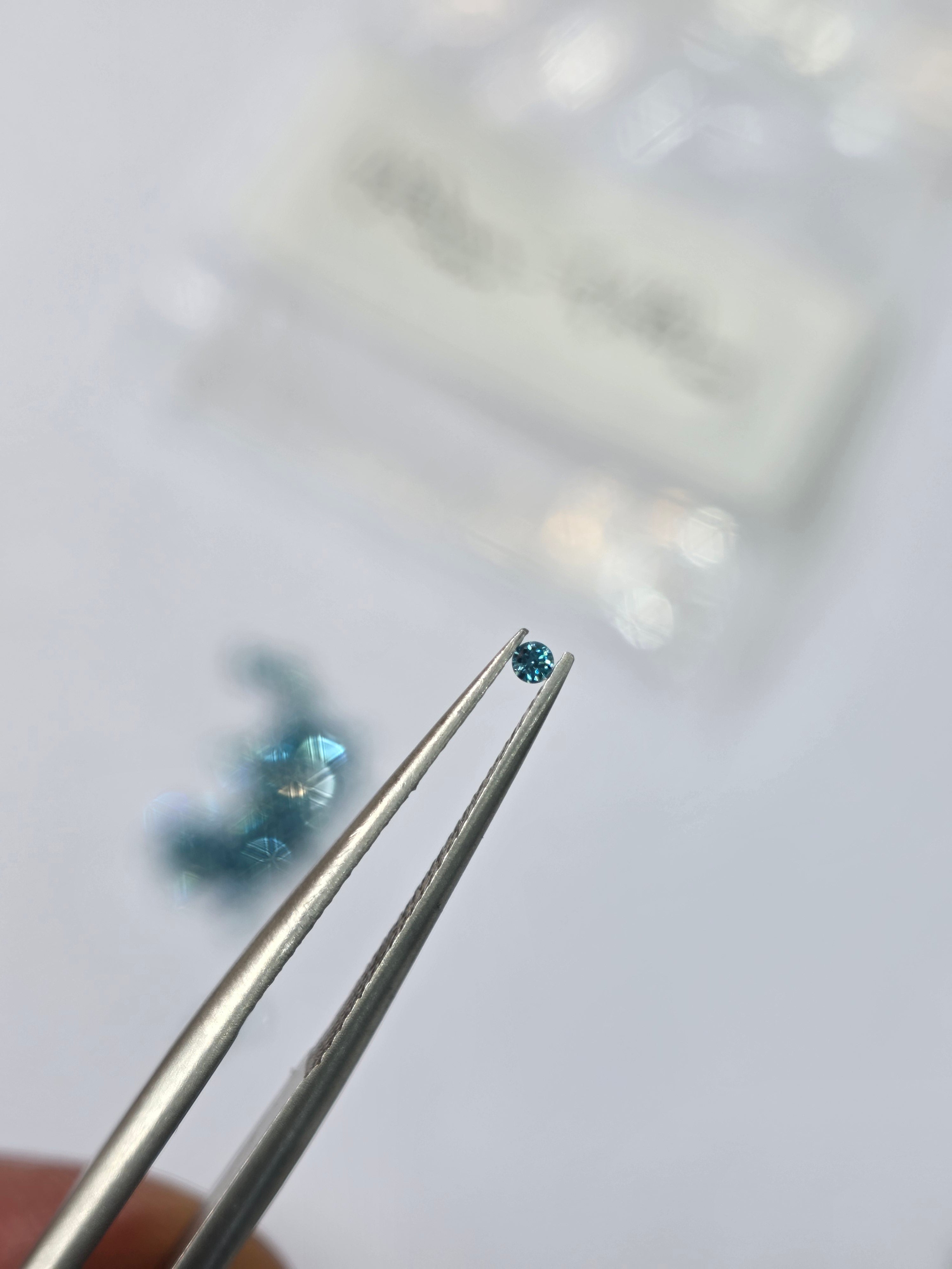 Diamante natural 0.010 ct aprox. (1.30–1.34 mm) | Color azul | Tratado