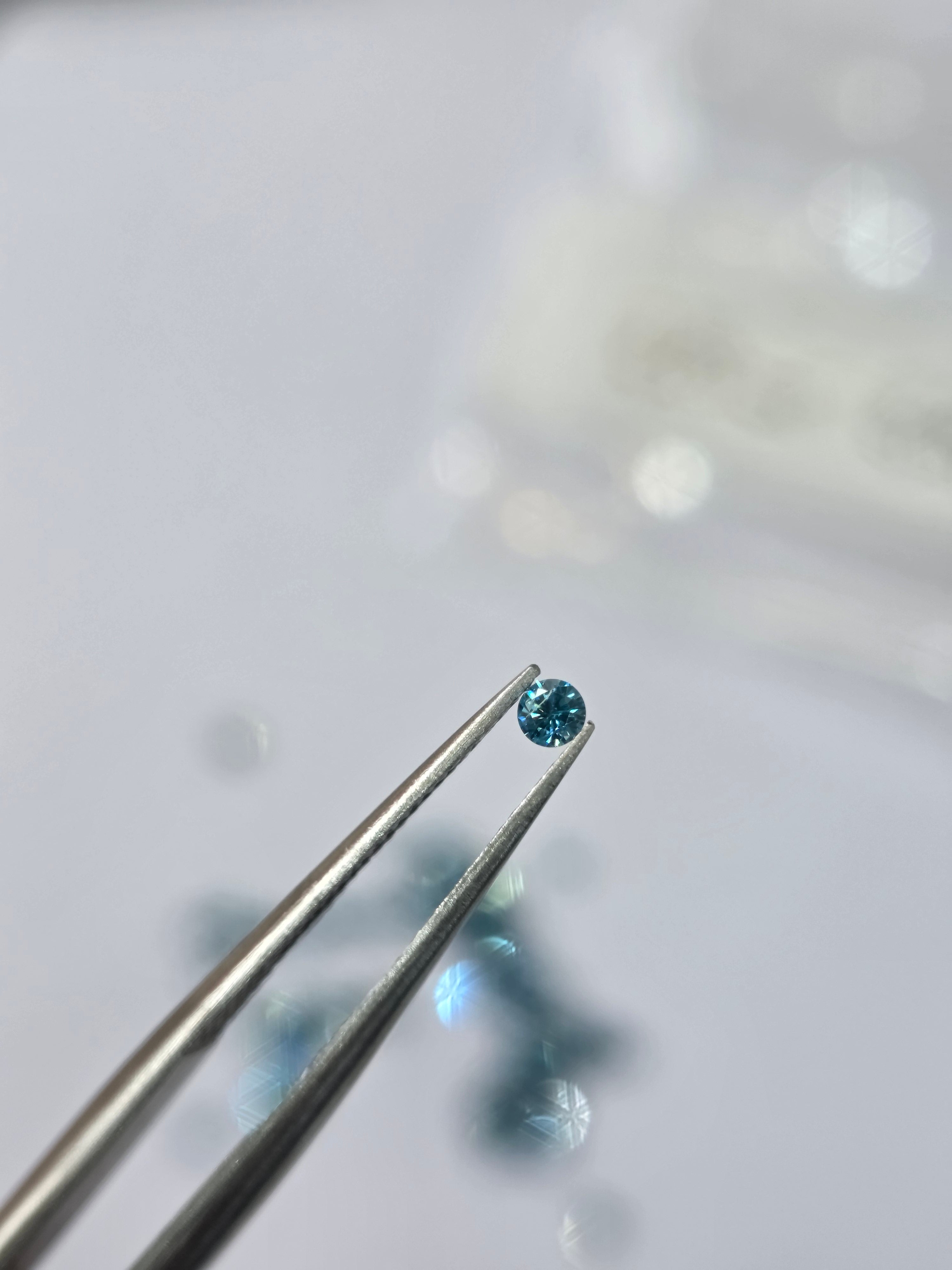 Diamante natural 0.05 ct (2.25–2.29 mm) | Color azul | Tratado