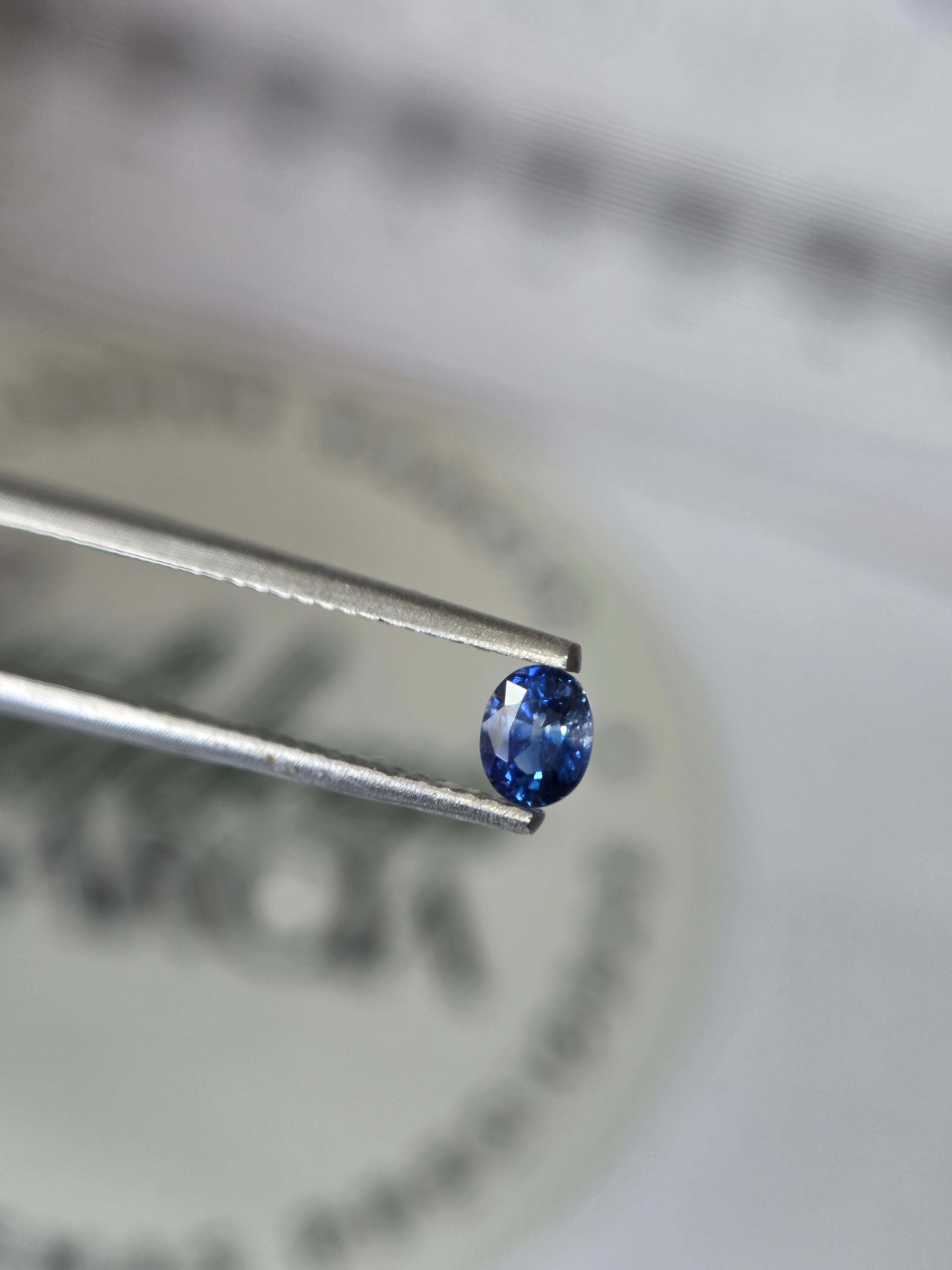 Zafiro natural 0.43 ct (4.56 × 3.59 mm) | Color azul profundo | Talla ovalada