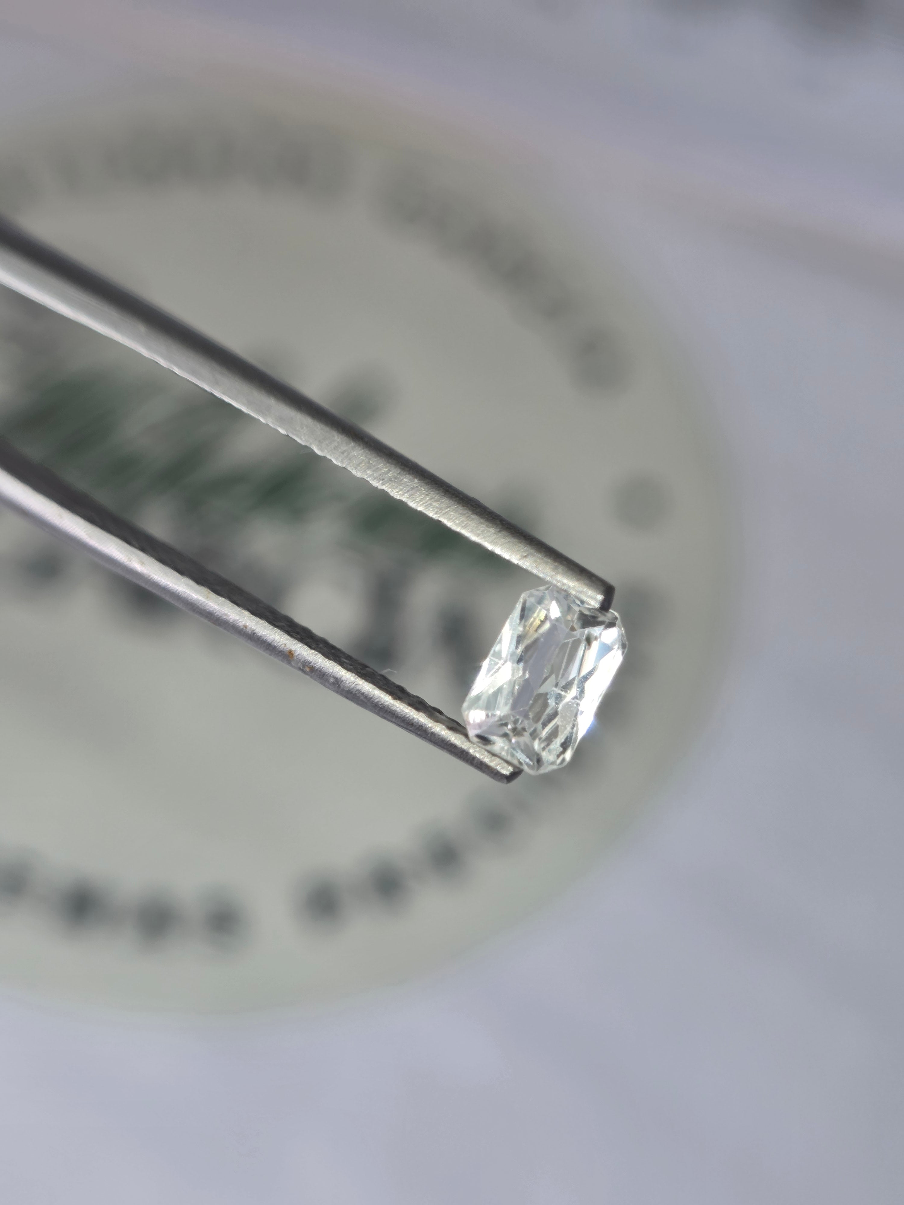 Zafiro natural 0.75 ct (6.33 × 4.11 mm) | Color blanco cristal