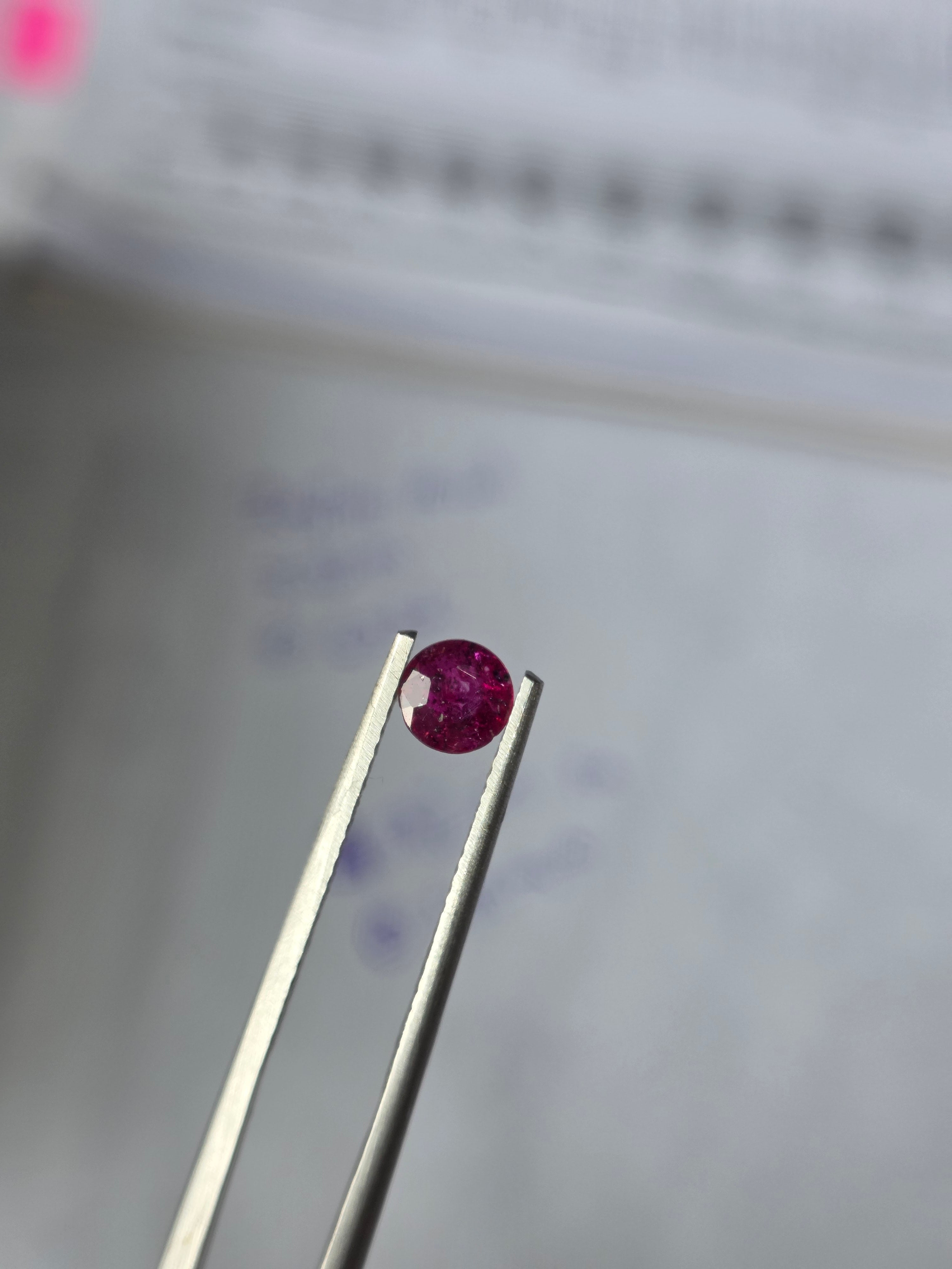 Zafiro natural 0.42 ct (4.92 × 2.10 mm) | Color rosa fucsia