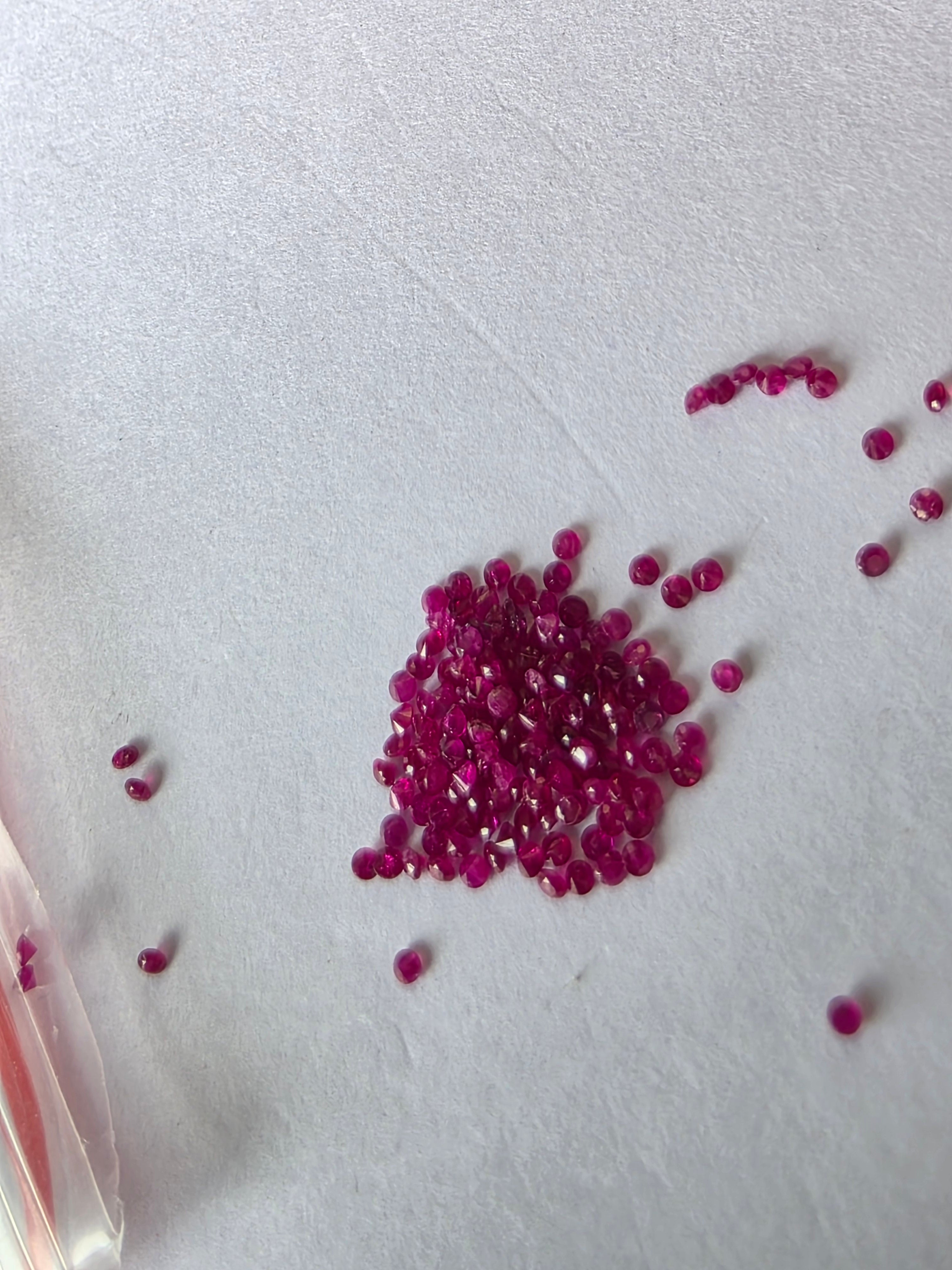 Rubí natural 0.006 ct aprox. (1.00 mm) | Color fucsia intenso