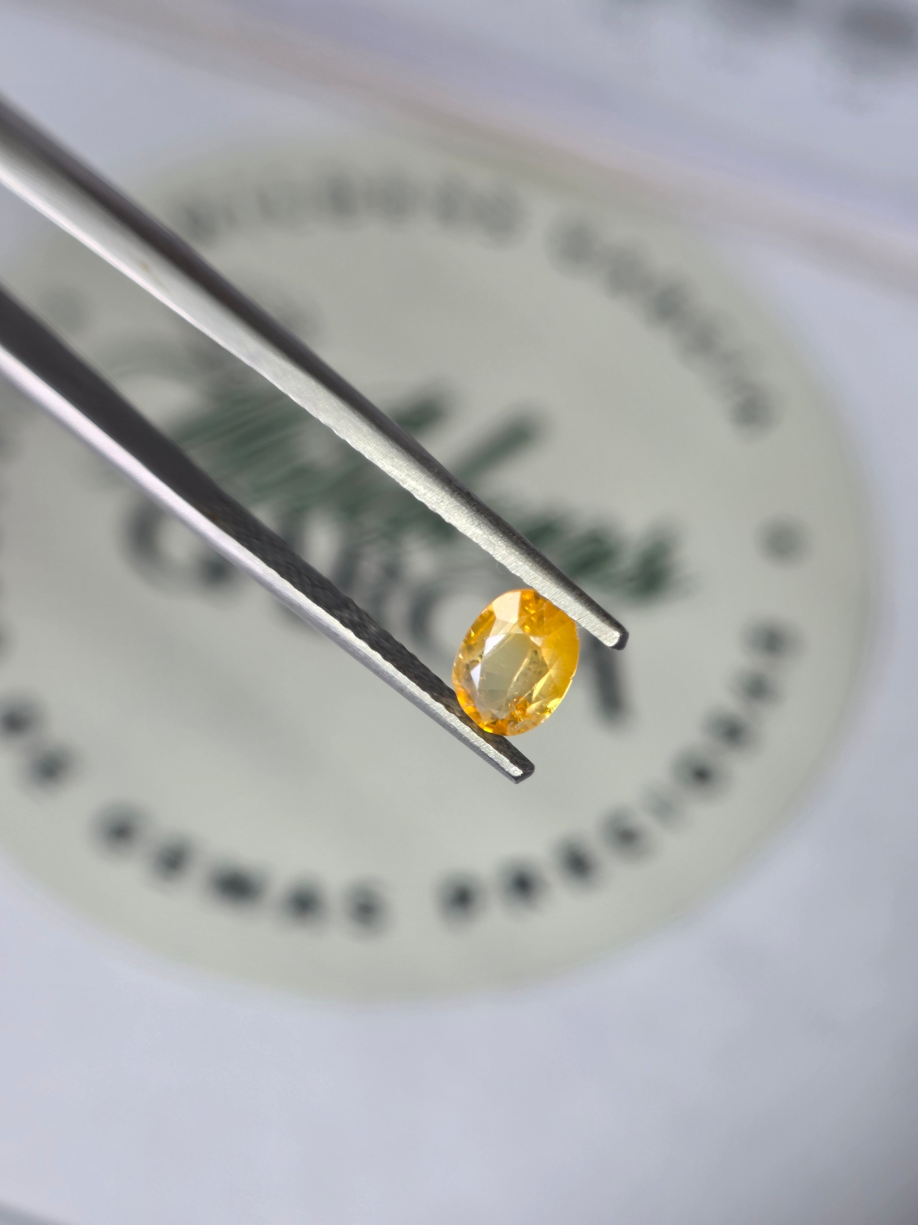 Zafiro natural 0.67 ct (6.91 × 4.99 mm) | Color durazno