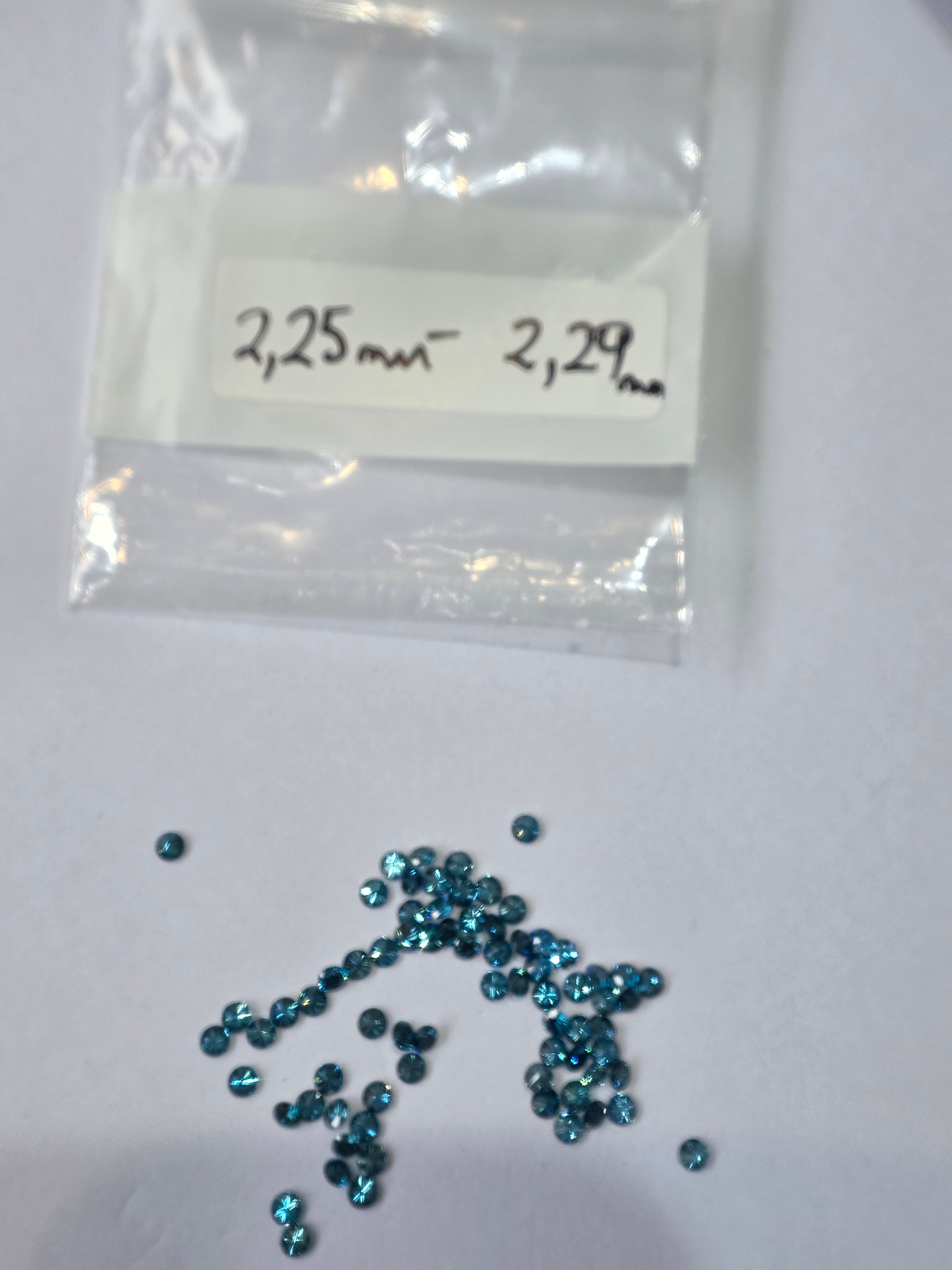 Diamante natural 0.05 ct (2.25–2.29 mm) | Color azul | Tratado
