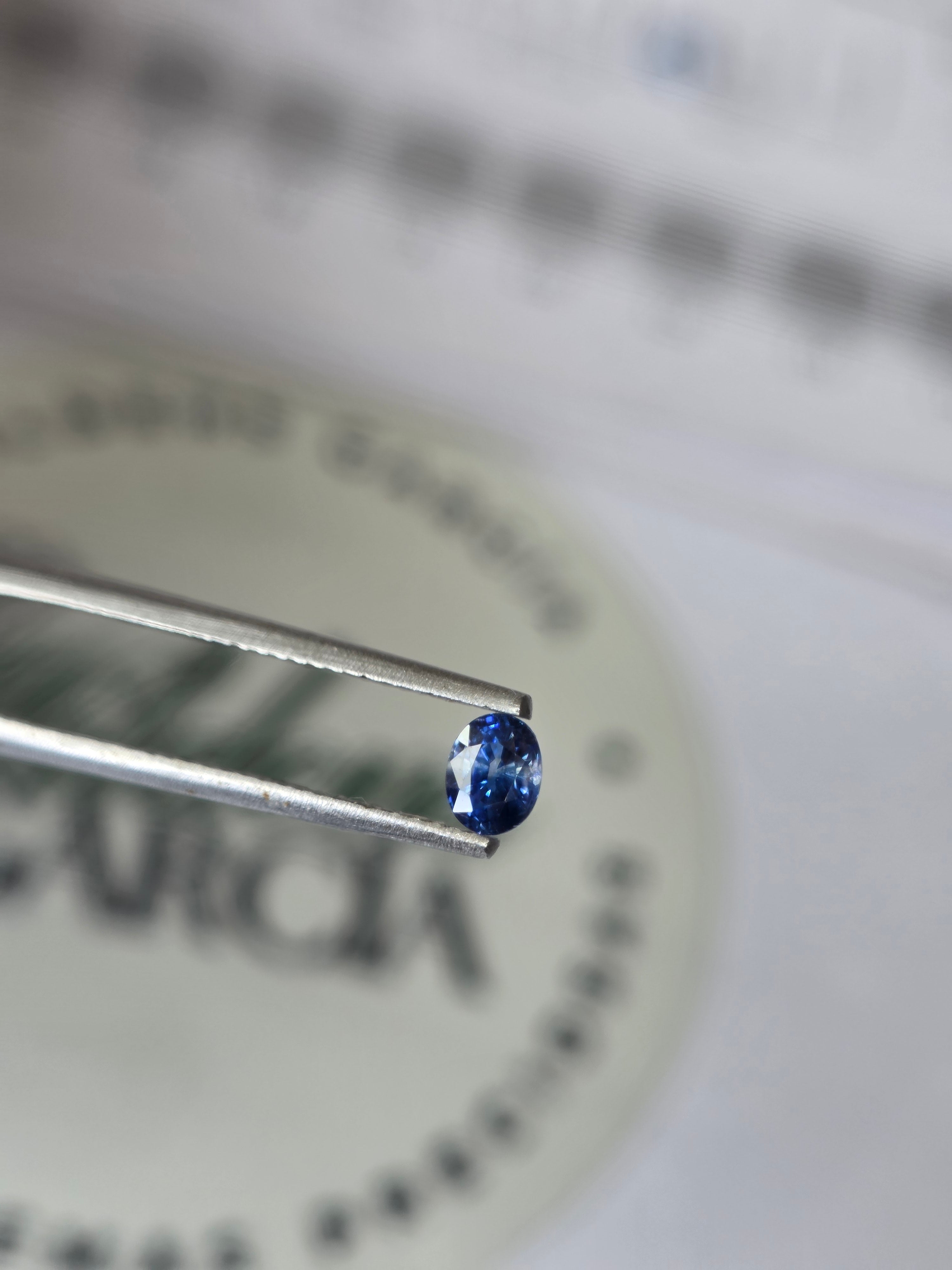 Zafiro natural 0.43 ct (4.56 × 3.59 mm) | Color azul profundo | Talla ovalada