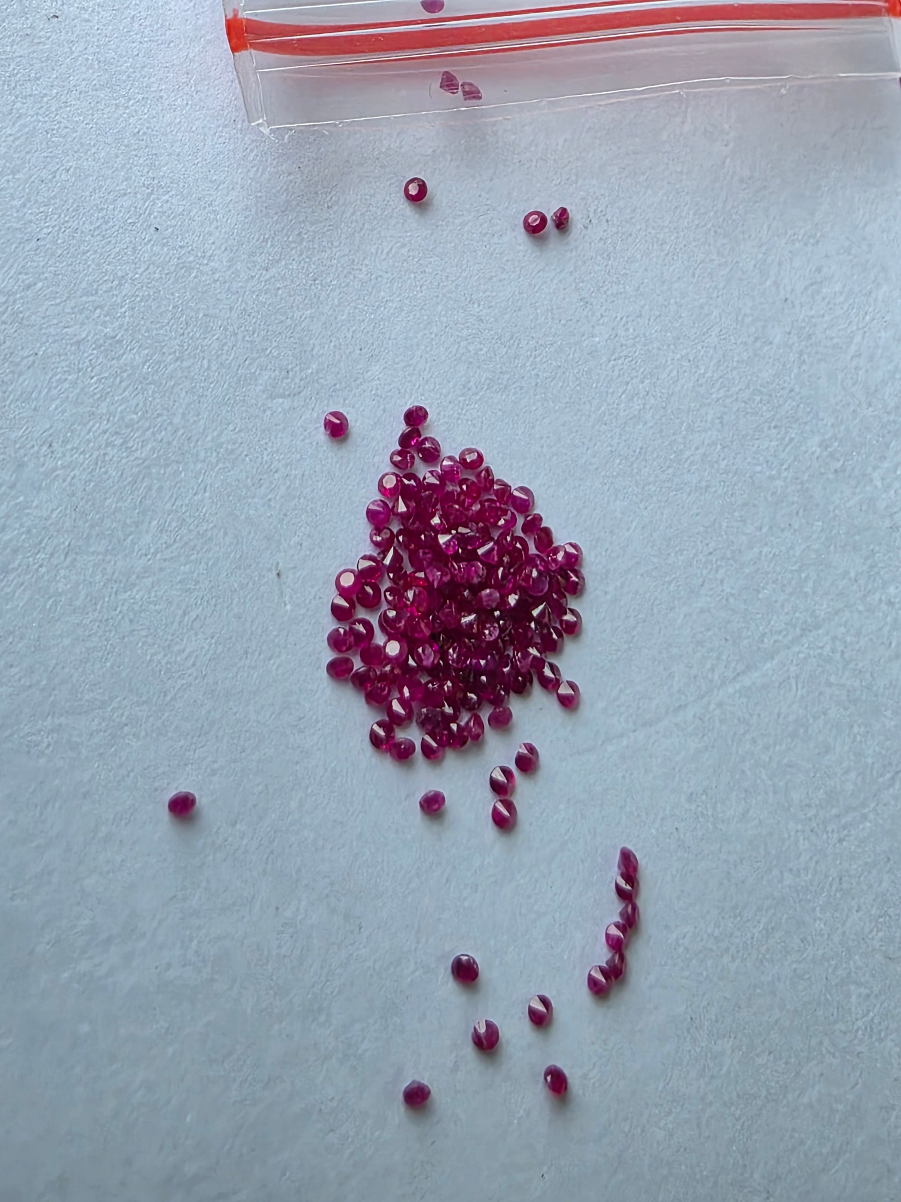 Rubí natural 0.006 ct aprox. (1.00 mm) | Color fucsia intenso