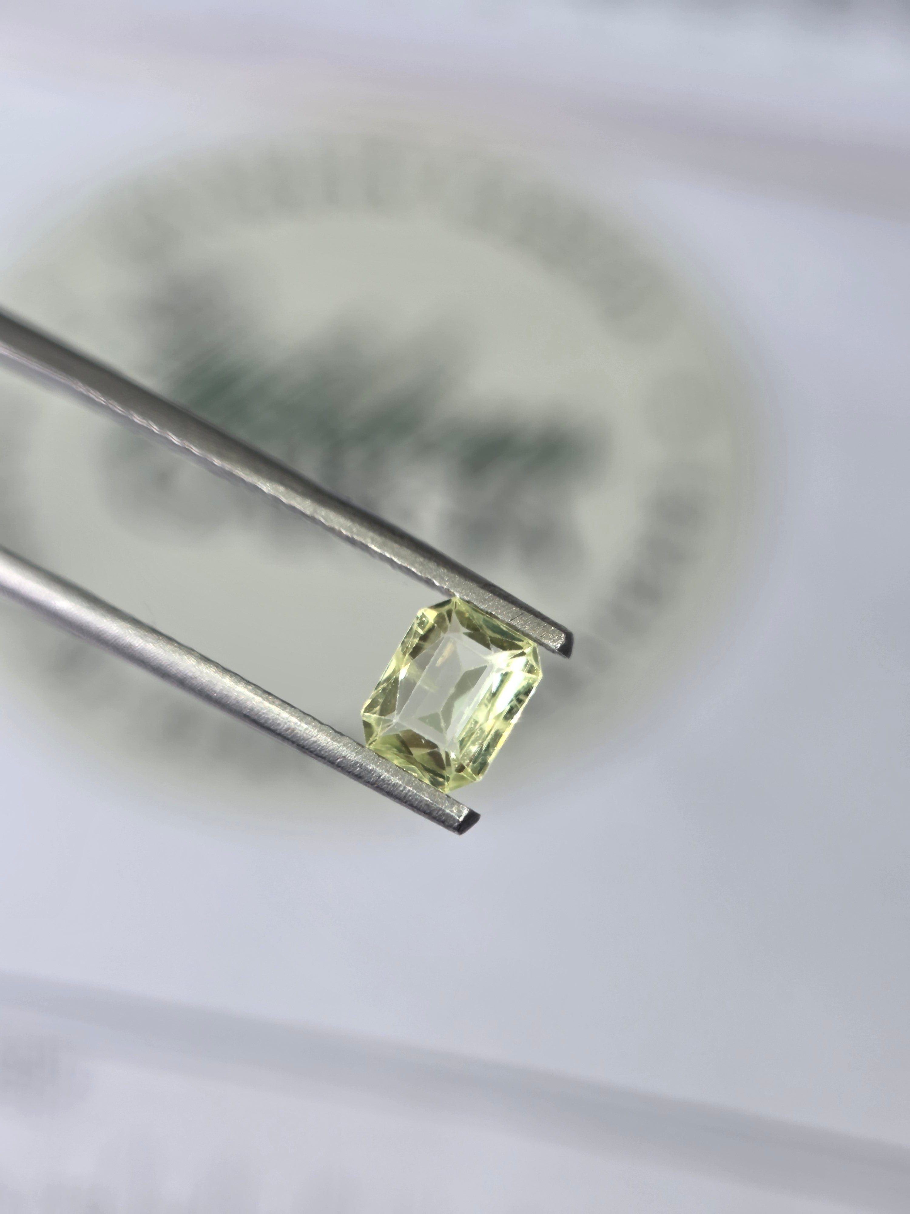 Zafiro natural 0.75 ct (5.80 × 4.61 mm) | Color verde limón