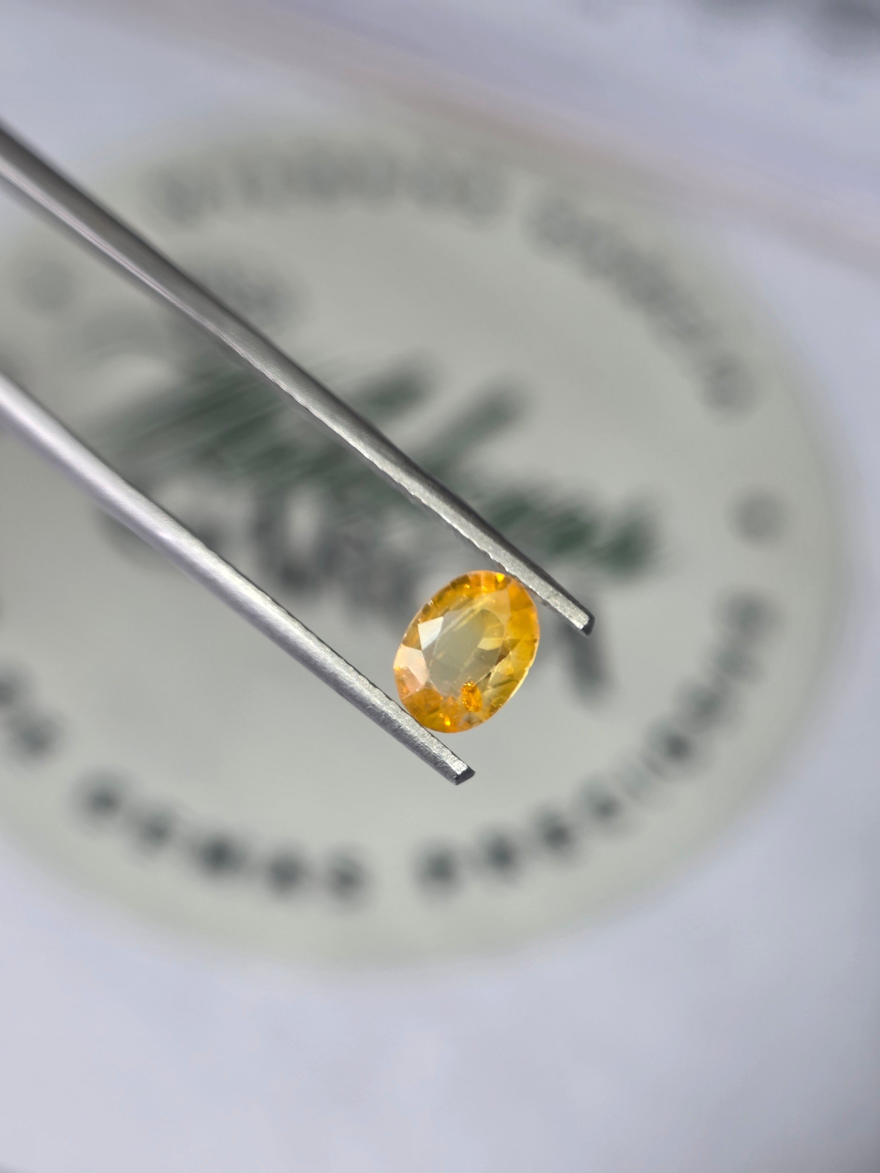 Zafiro natural 0.67 ct (6.91 × 4.99 mm) | Color durazno