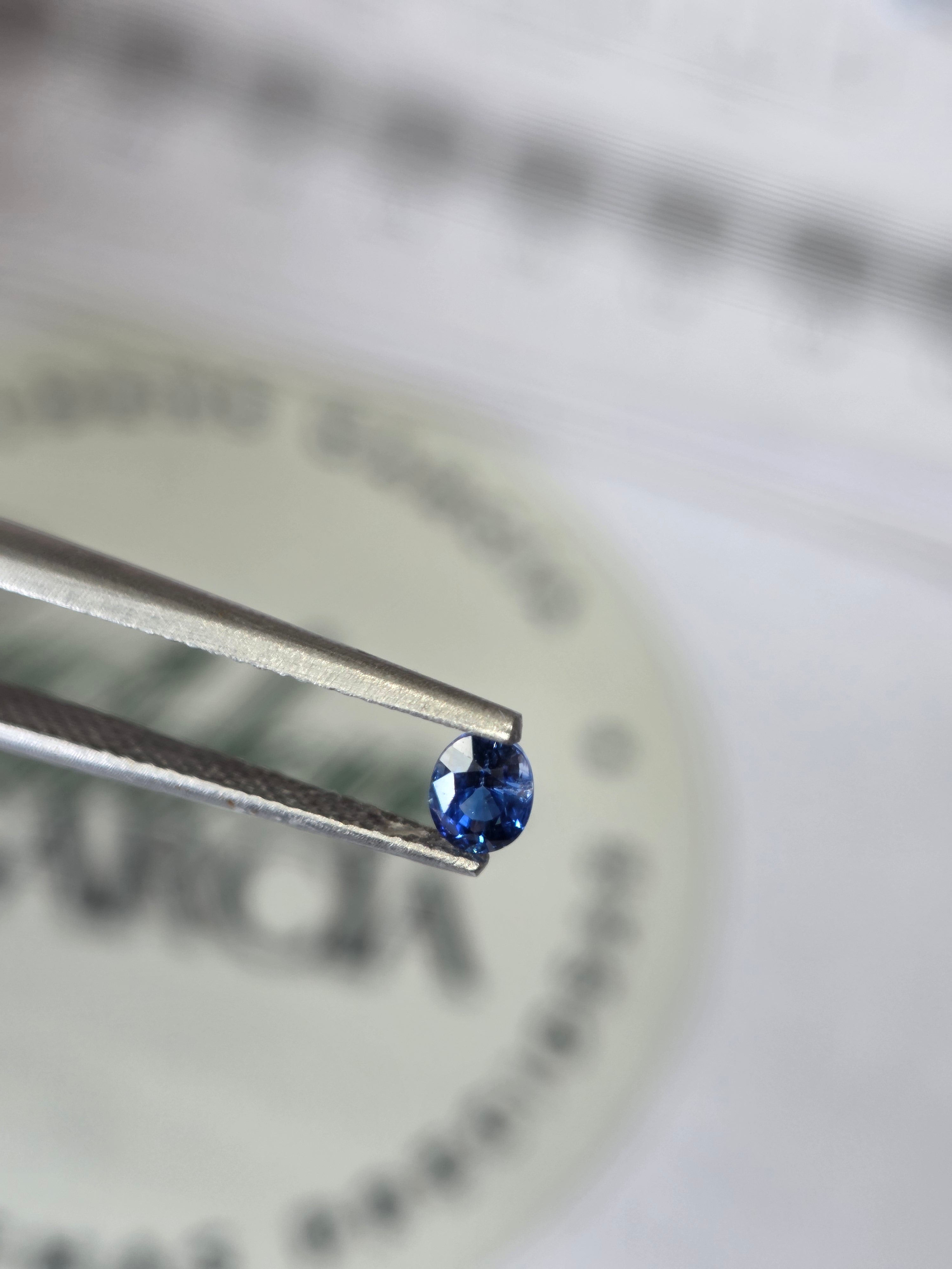 Zafiro natural 0.43 ct (4.56 × 3.59 mm) | Color azul profundo | Talla ovalada