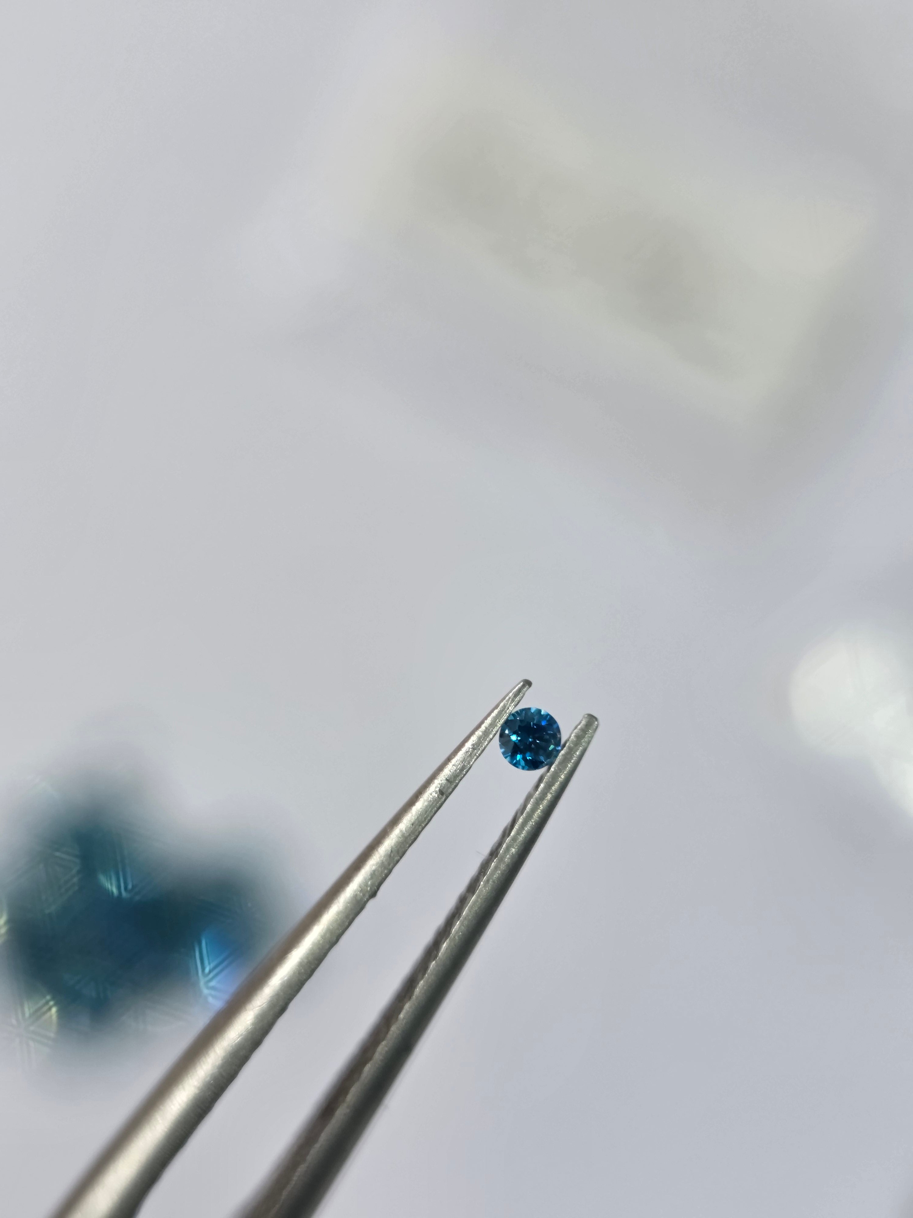 Diamante natural 0.040 ct aprox. (2.05–2.09 mm) | Color azul | Tratado