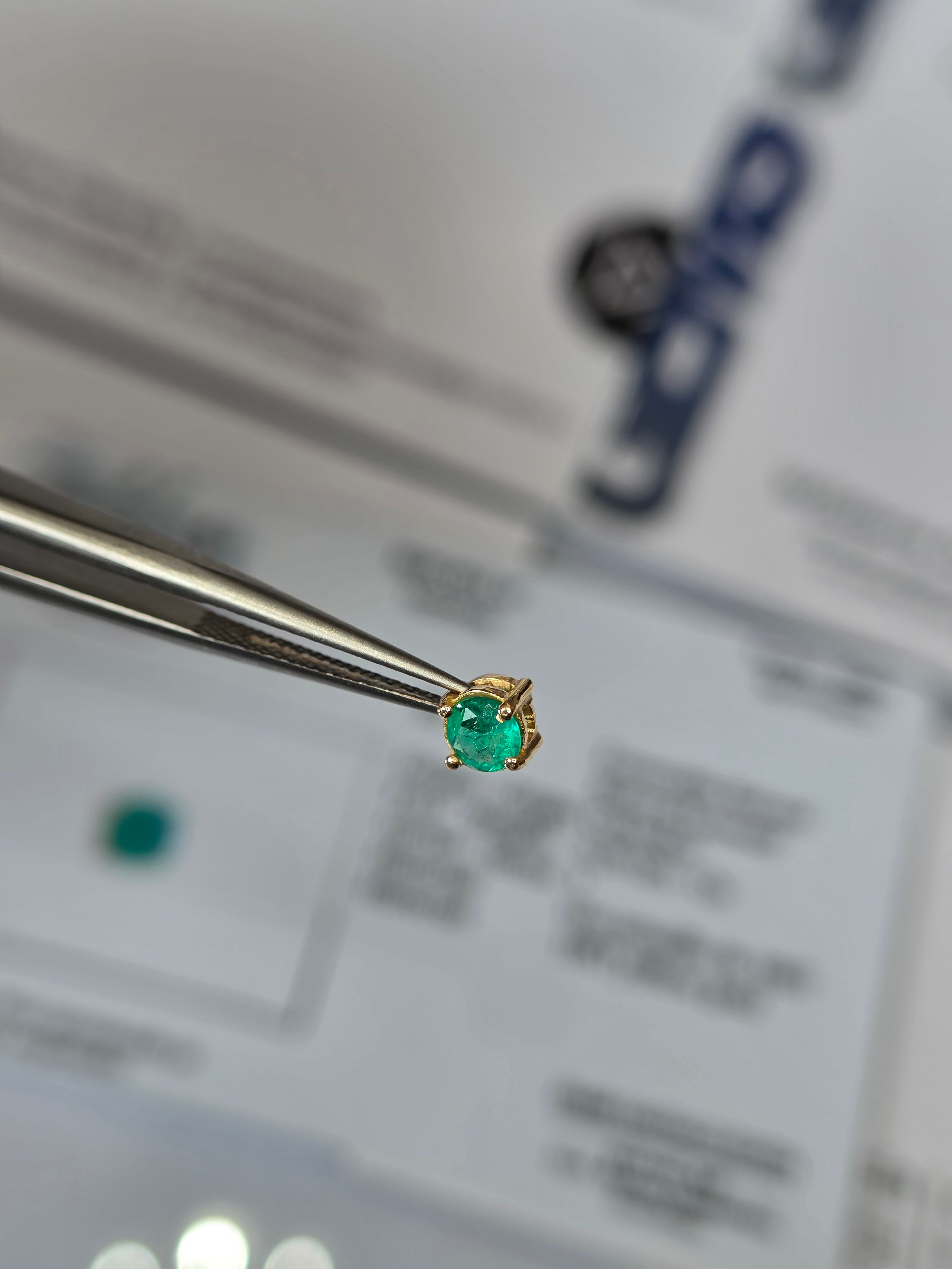 Dije en Esmeralda natural- oro 18k