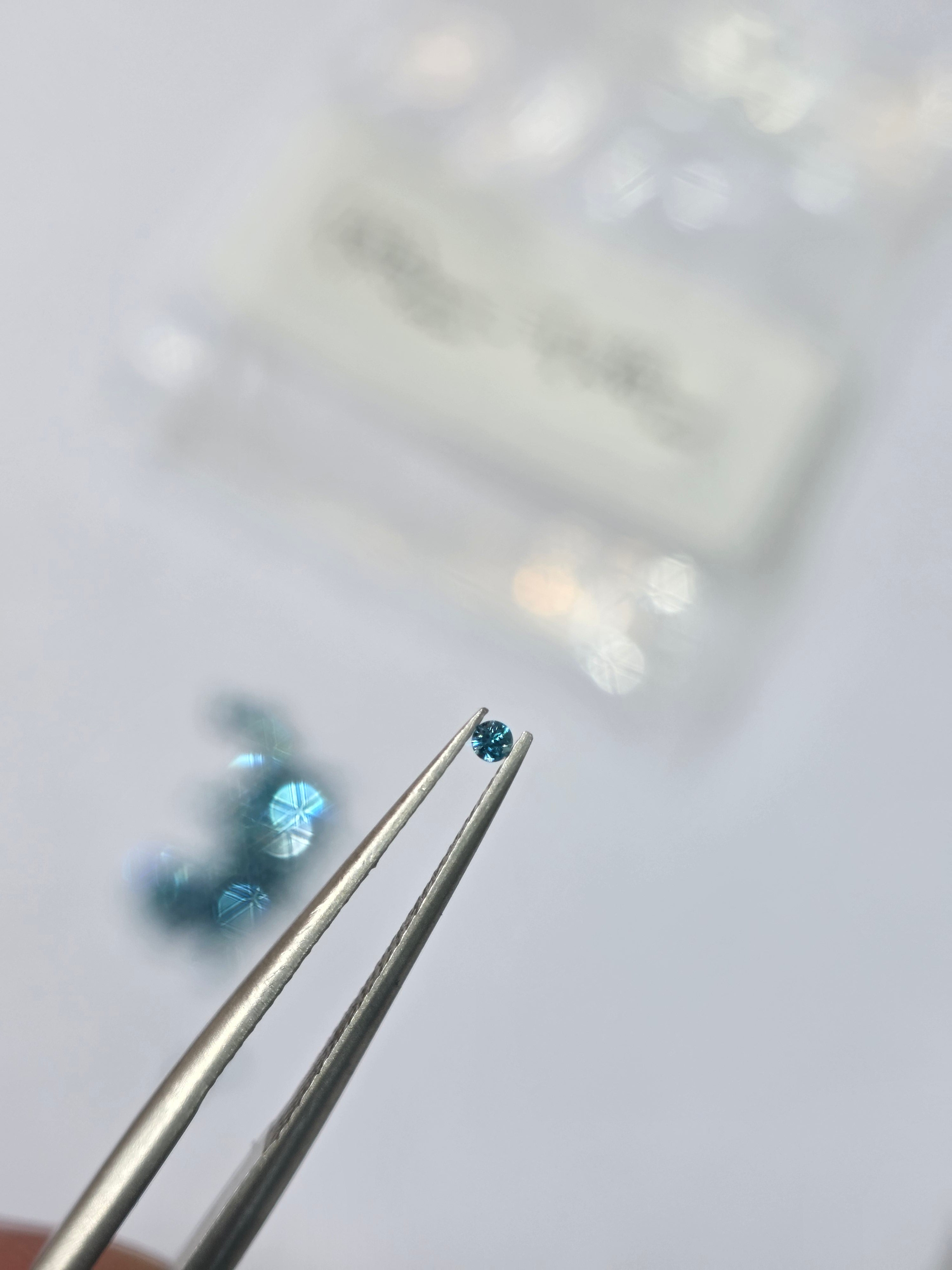 Diamante natural 0.015 ct aprox. (1.45–1.49 mm) | Color azul | Tratado