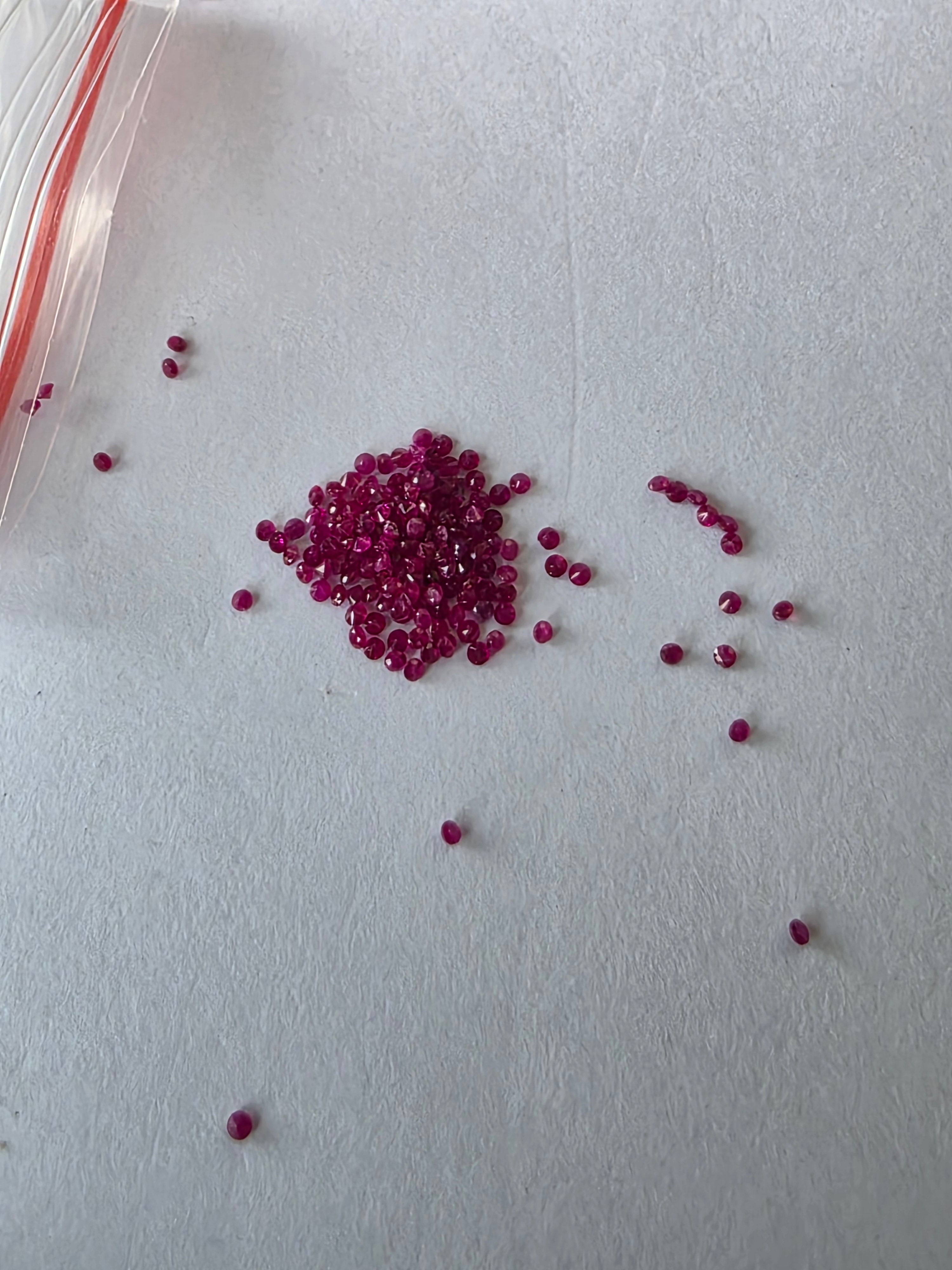 Rubí natural 0.006 ct aprox. (1.00 mm) | Color fucsia intenso