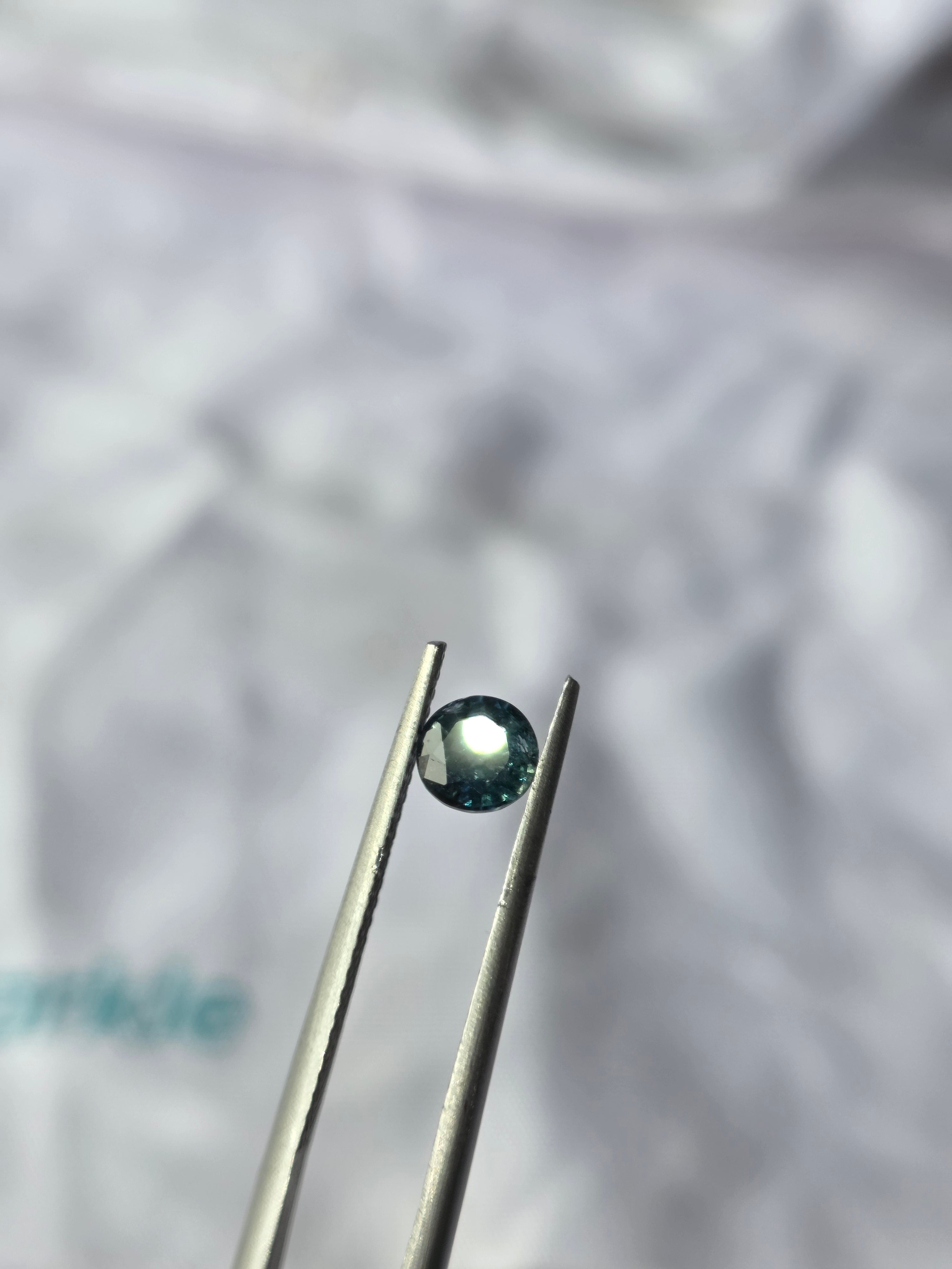 Zafiro natural 0.62 ct (4.98 × 3.03 mm) | Color azul-verde