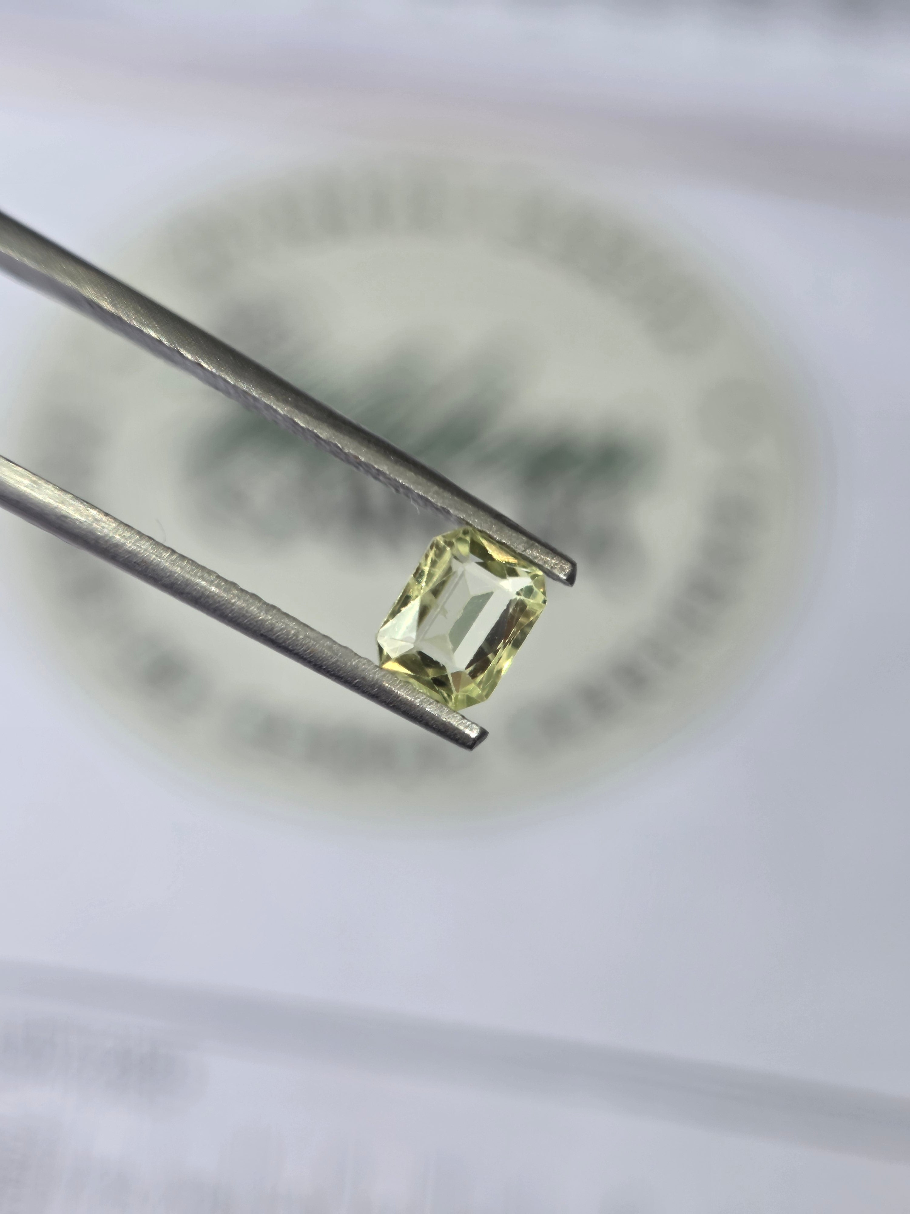 Zafiro natural 0.75 ct (5.80 × 4.61 mm) | Color verde limón