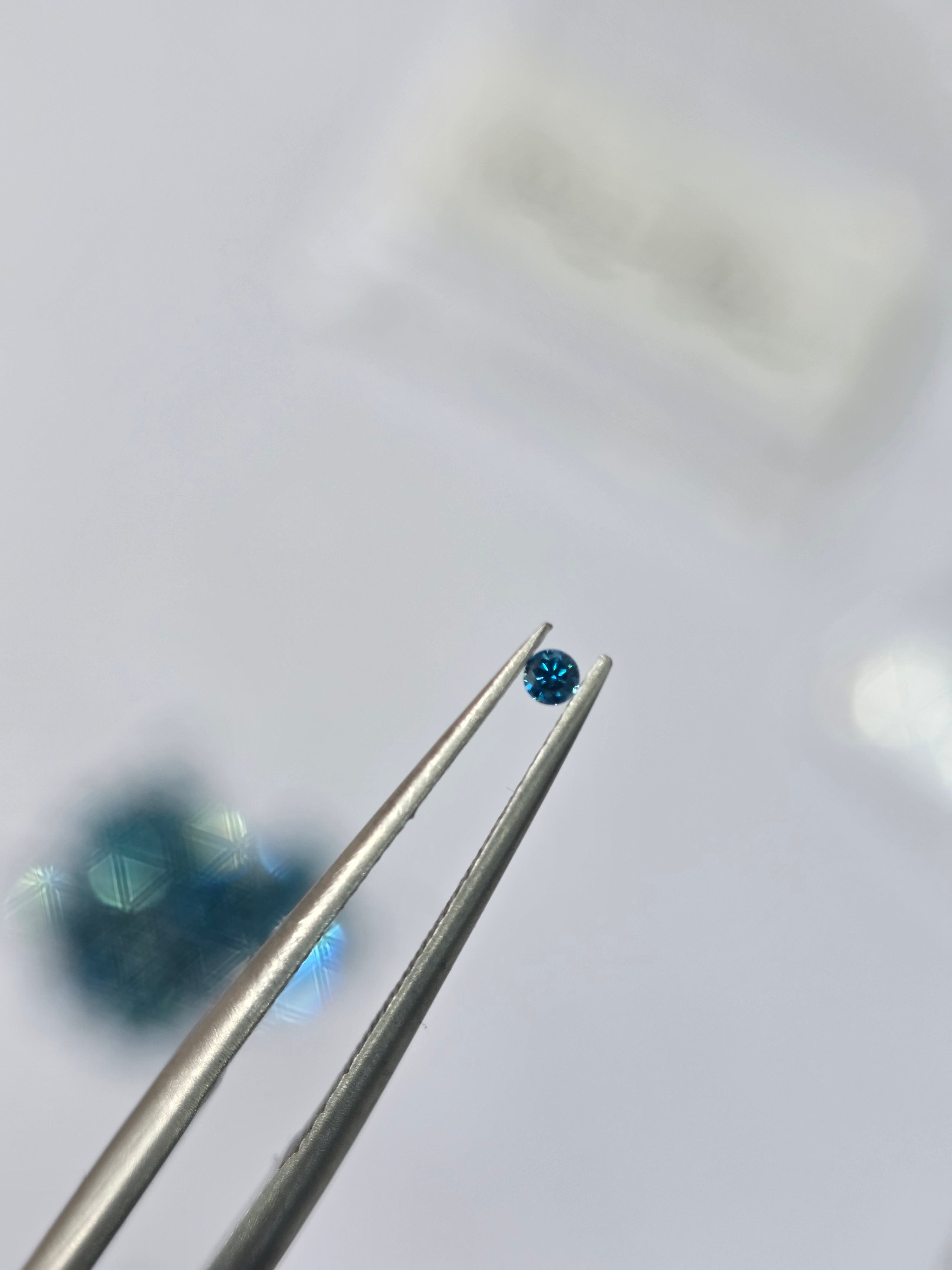 Diamante natural 0.040 ct aprox. (2.05–2.09 mm) | Color azul | Tratado