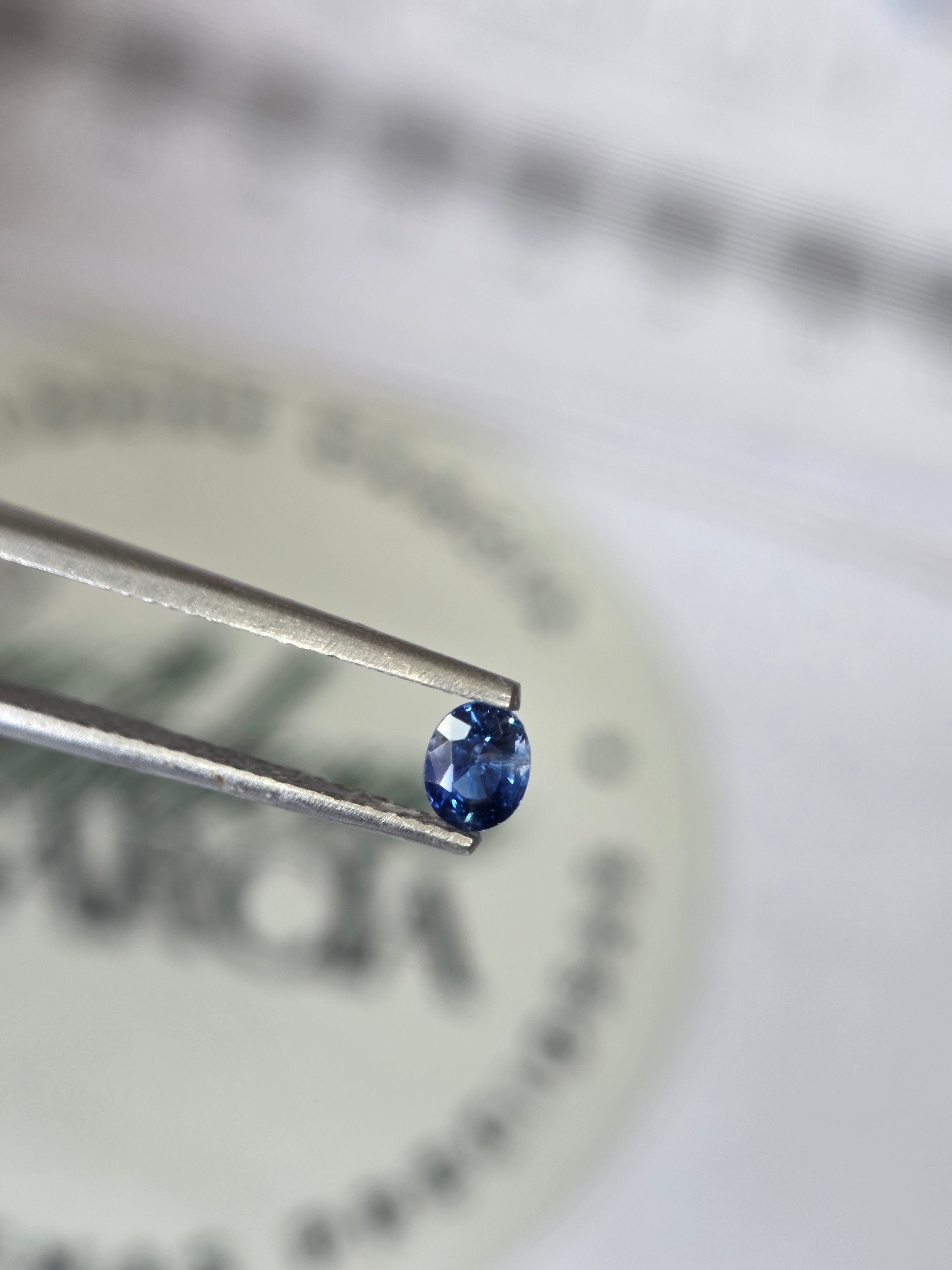 Zafiro natural 0.43 ct (4.56 × 3.59 mm) | Color azul profundo | Talla ovalada