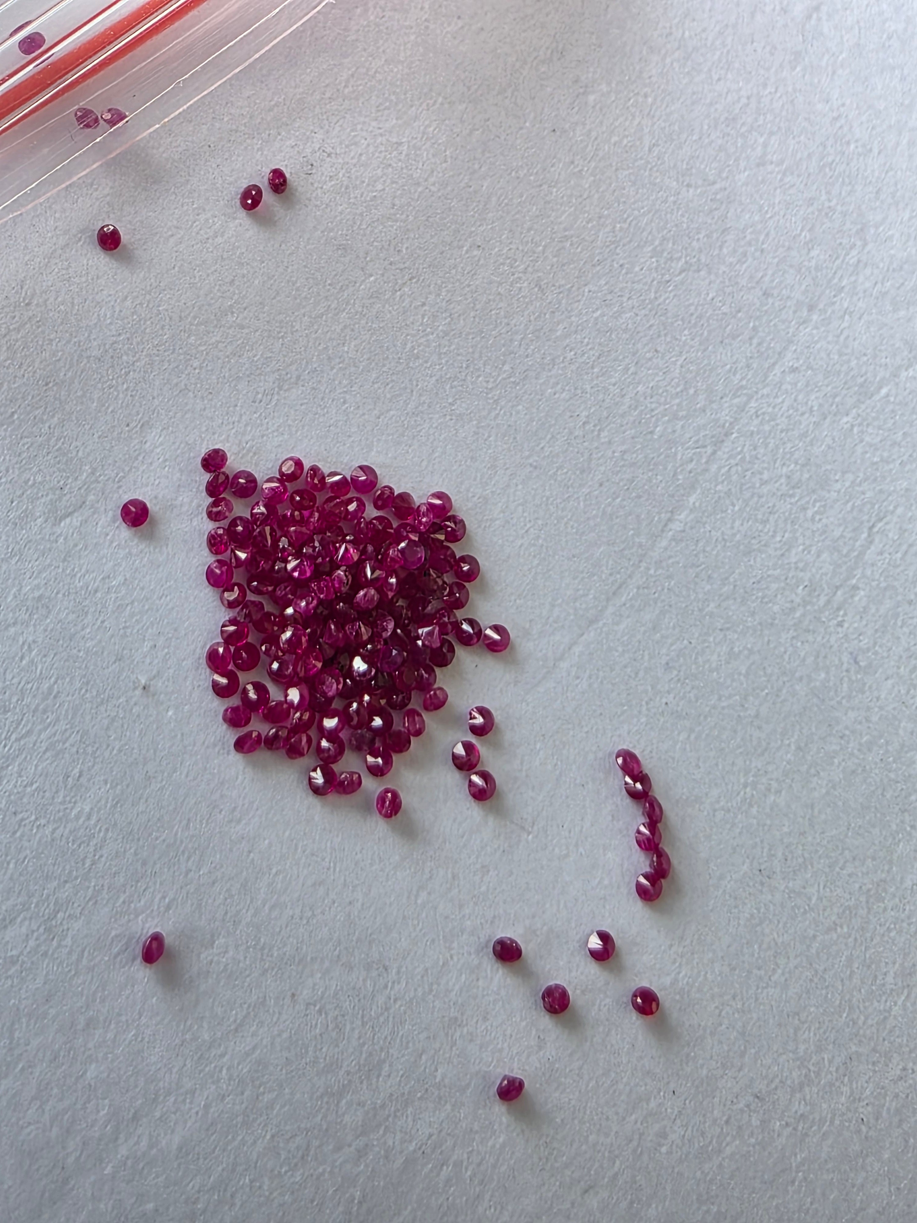 Rubí natural 0.006 ct aprox. (1.00 mm) | Color fucsia intenso