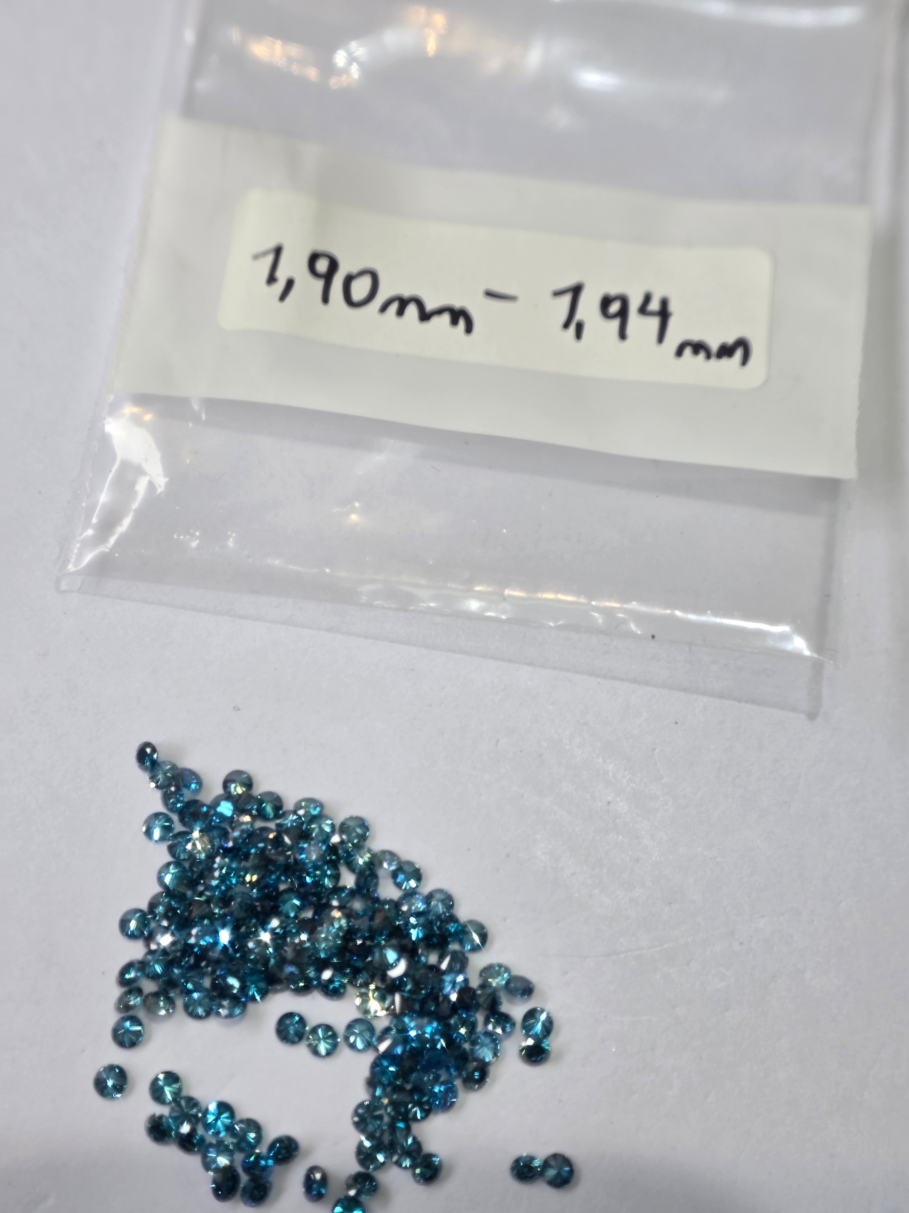 Diamante natural 0.032 ct aprox. (1.90–1.94 mm) | Color azul | Tratado