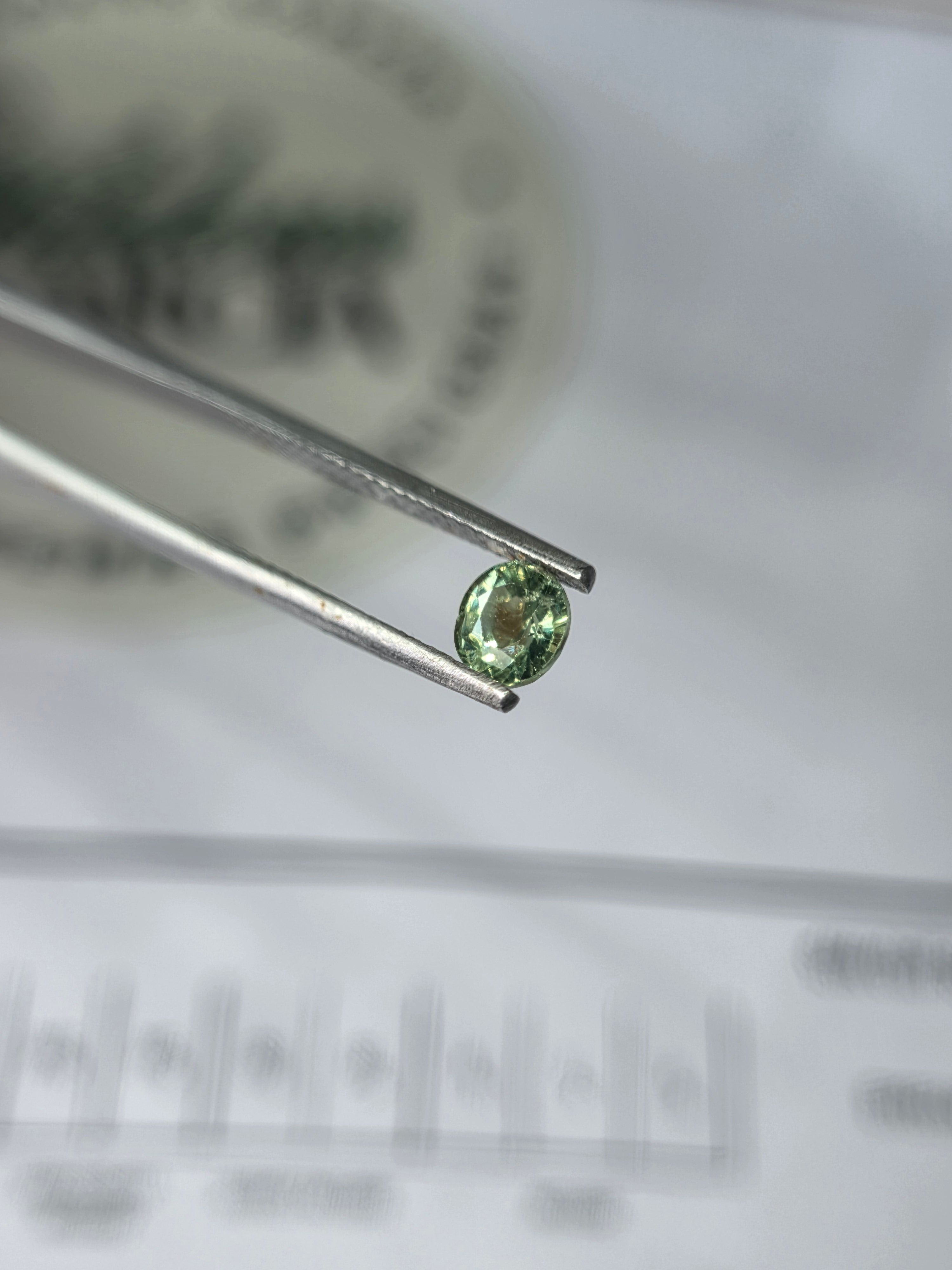 Zafiro natural 0.72 ct (5.12 × 4.73 mm) | Color verde
