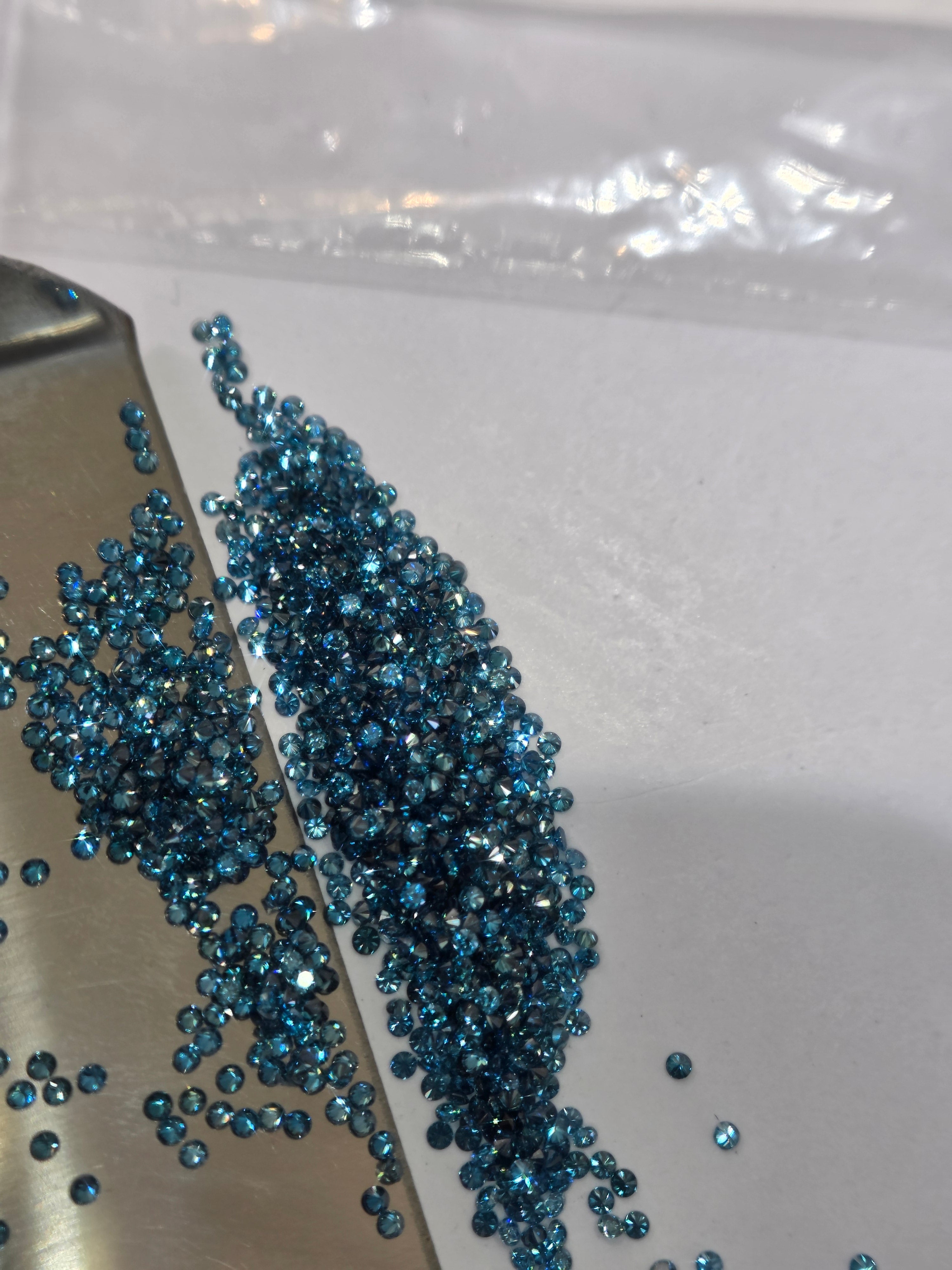 Diamante natural 0.007 ct aprox. (1.04–1.10 mm) | Color azul | Tratado