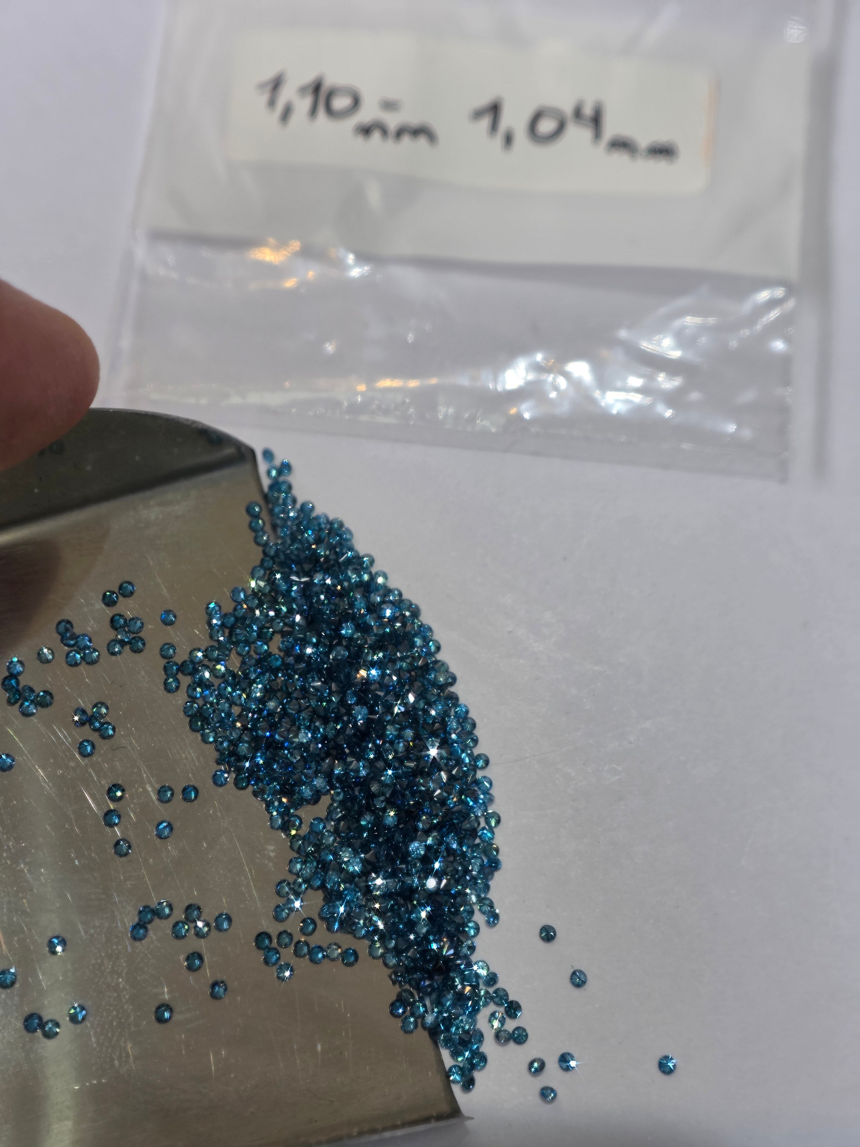 Diamante natural 0.007 ct aprox. (1.04–1.10 mm) | Color azul | Tratado