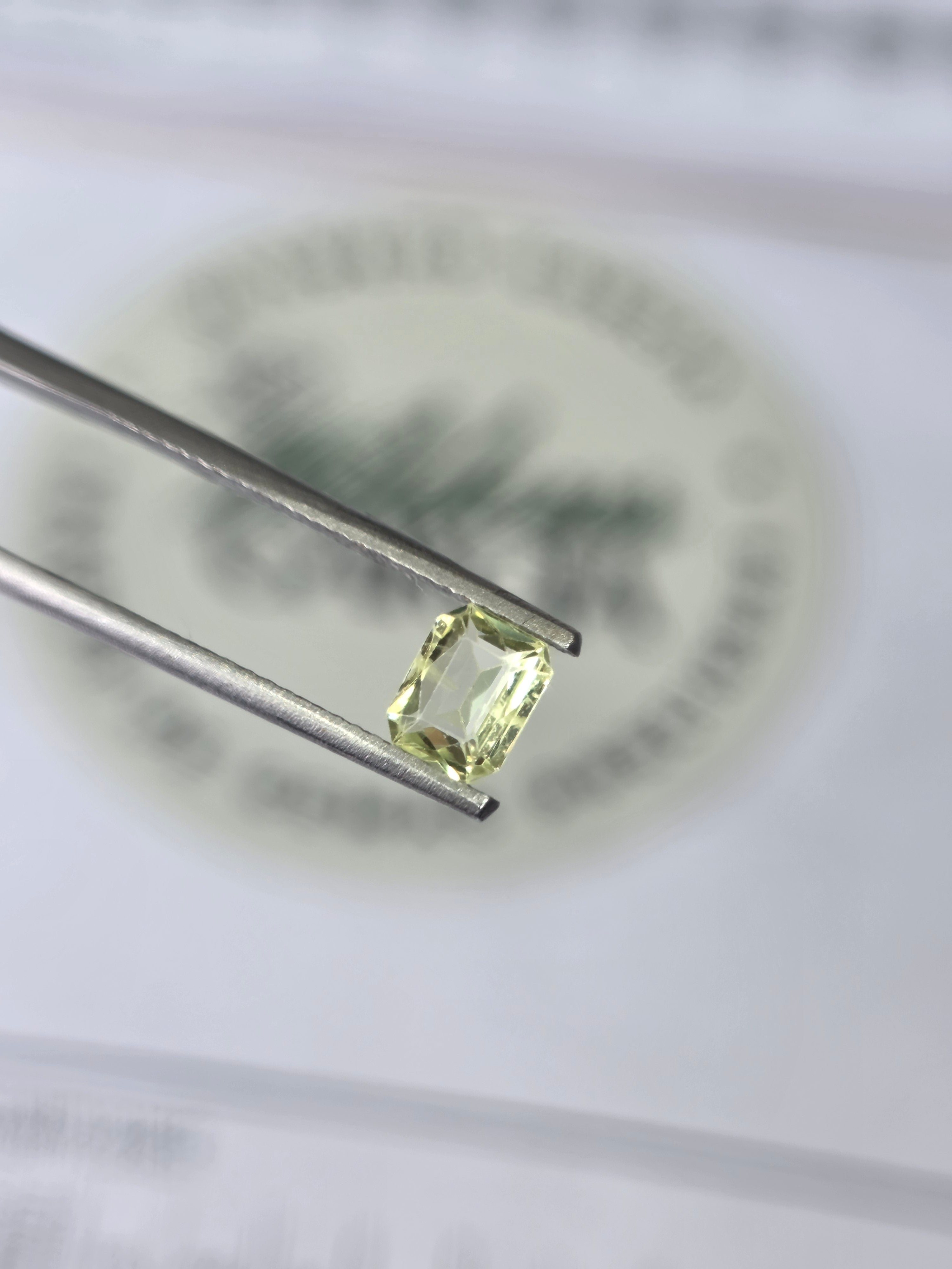 Zafiro natural 0.75 ct (5.80 × 4.61 mm) | Color verde limón