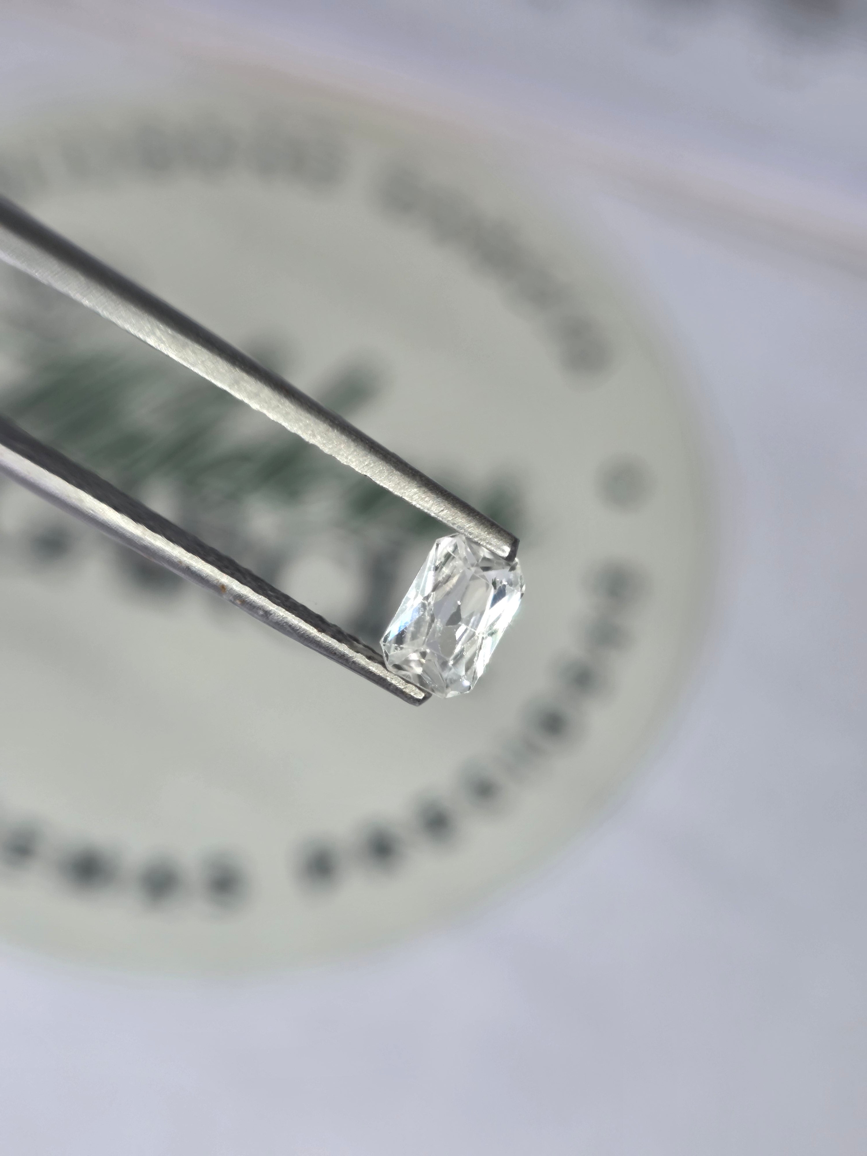 Zafiro natural 0.75 ct (6.33 × 4.11 mm) | Color blanco cristal