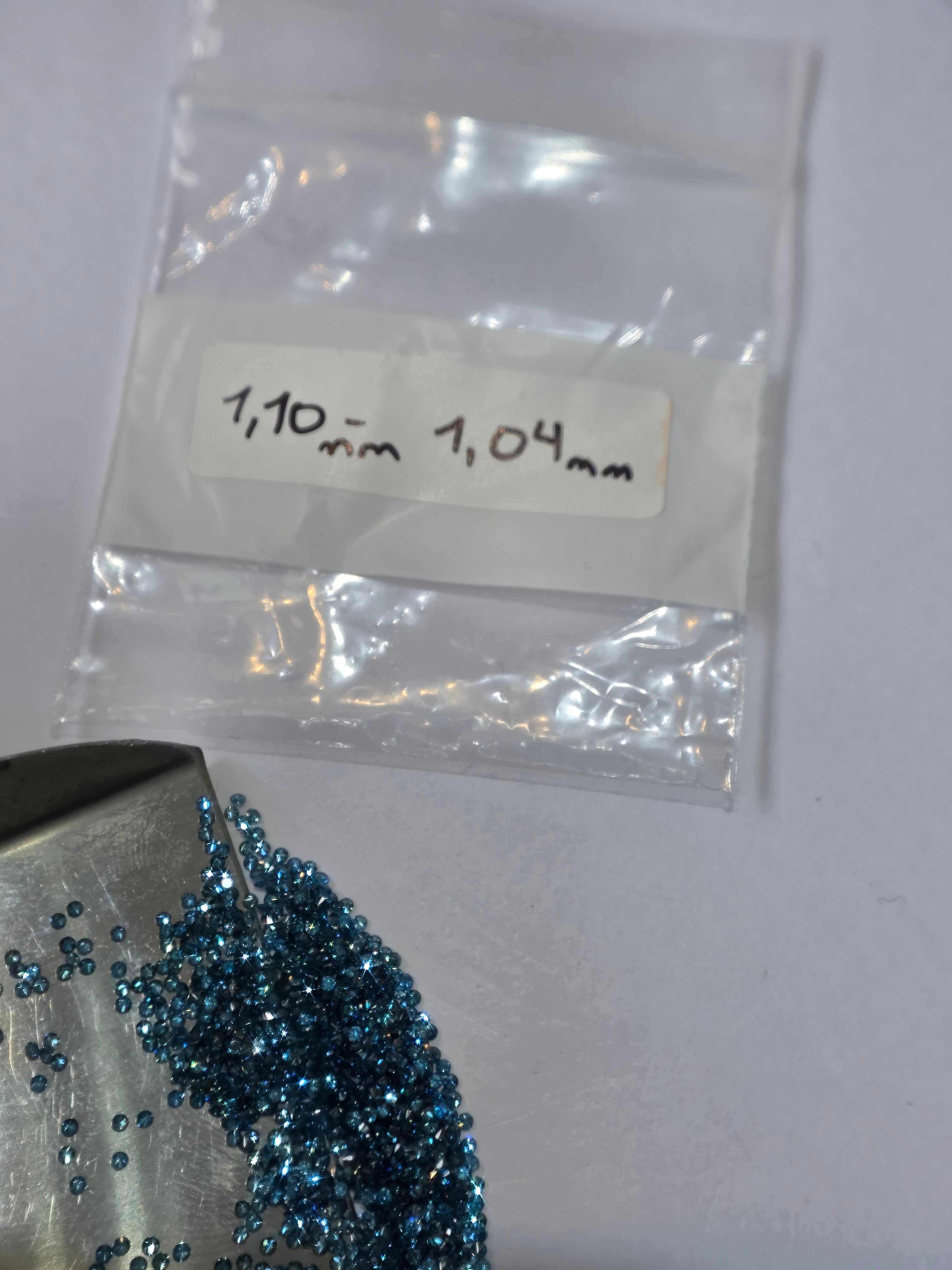 Diamante natural 0.007 ct aprox. (1.04–1.10 mm) | Color azul | Tratado
