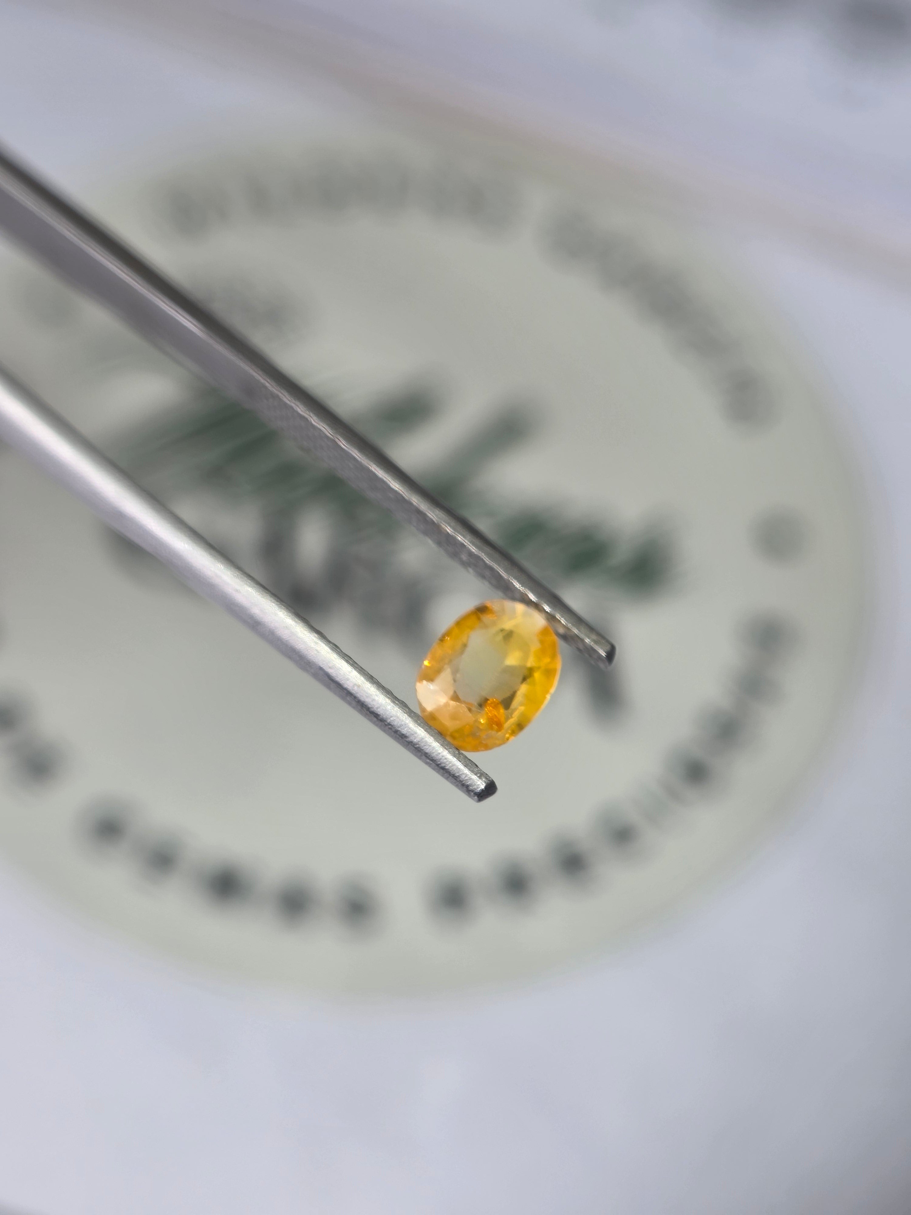 Zafiro natural 0.67 ct (6.91 × 4.99 mm) | Color durazno