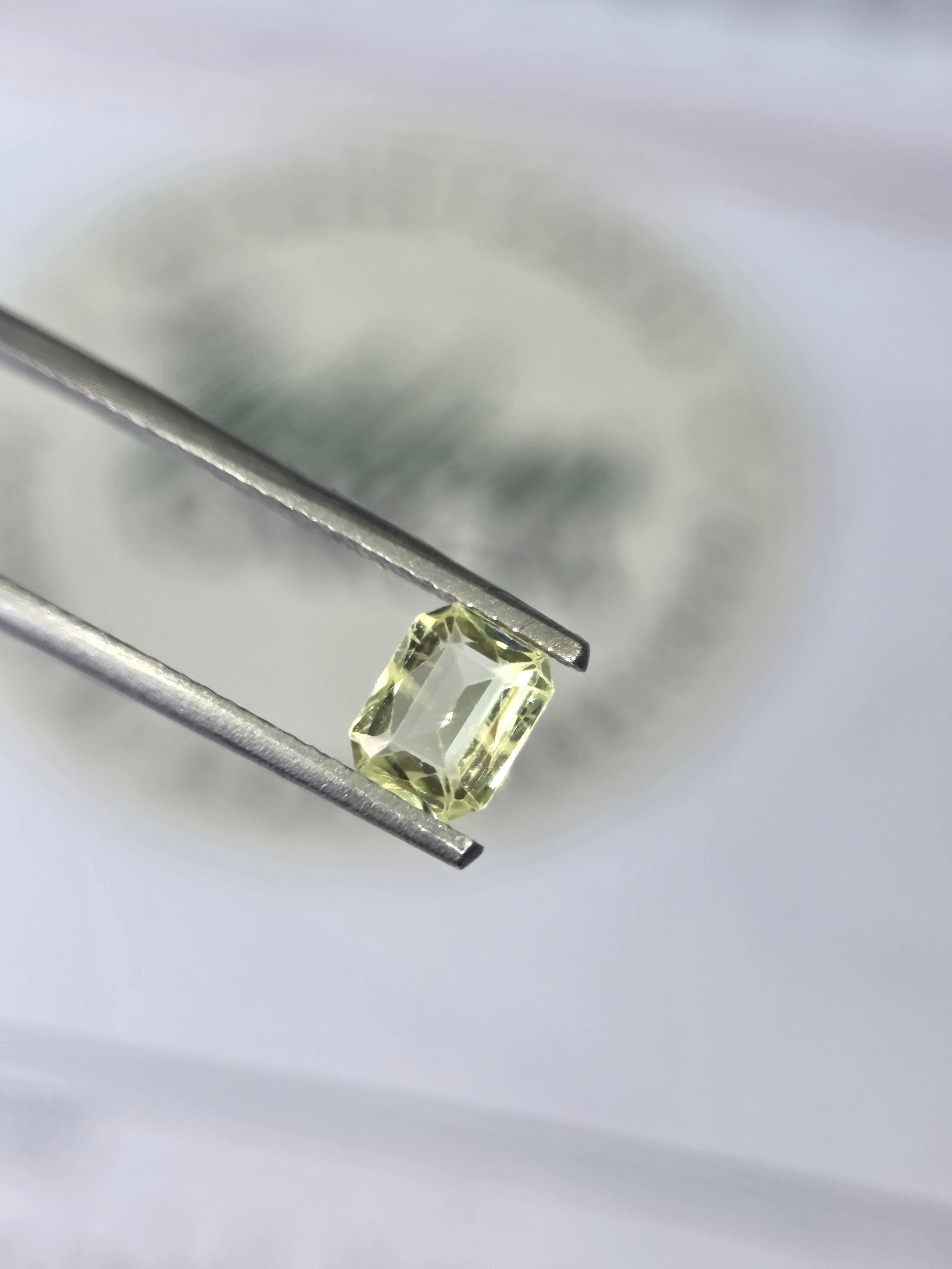 Zafiro natural 0.75 ct (5.80 × 4.61 mm) | Color verde limón