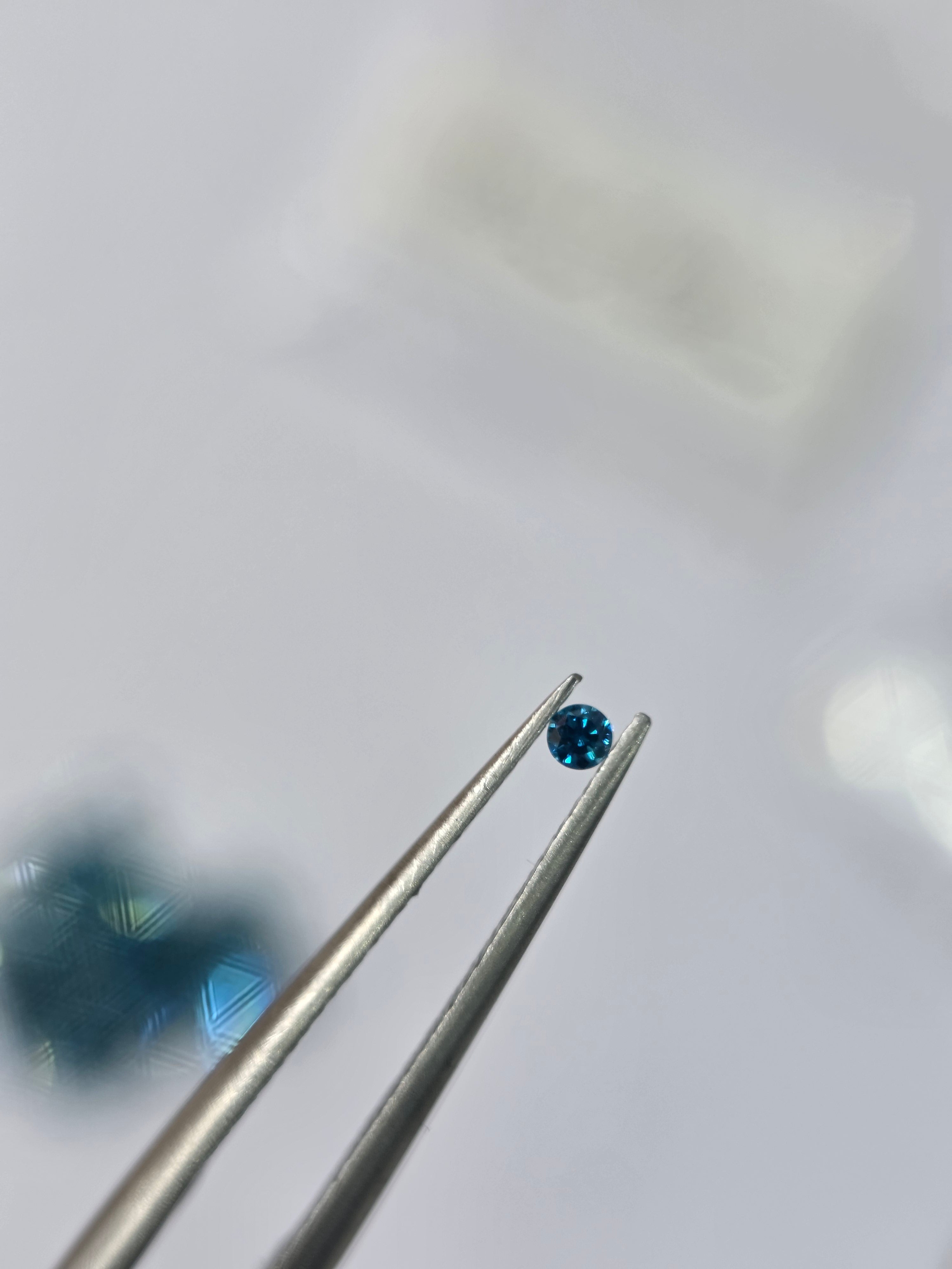 Diamante natural 0.040 ct aprox. (2.05–2.09 mm) | Color azul | Tratado