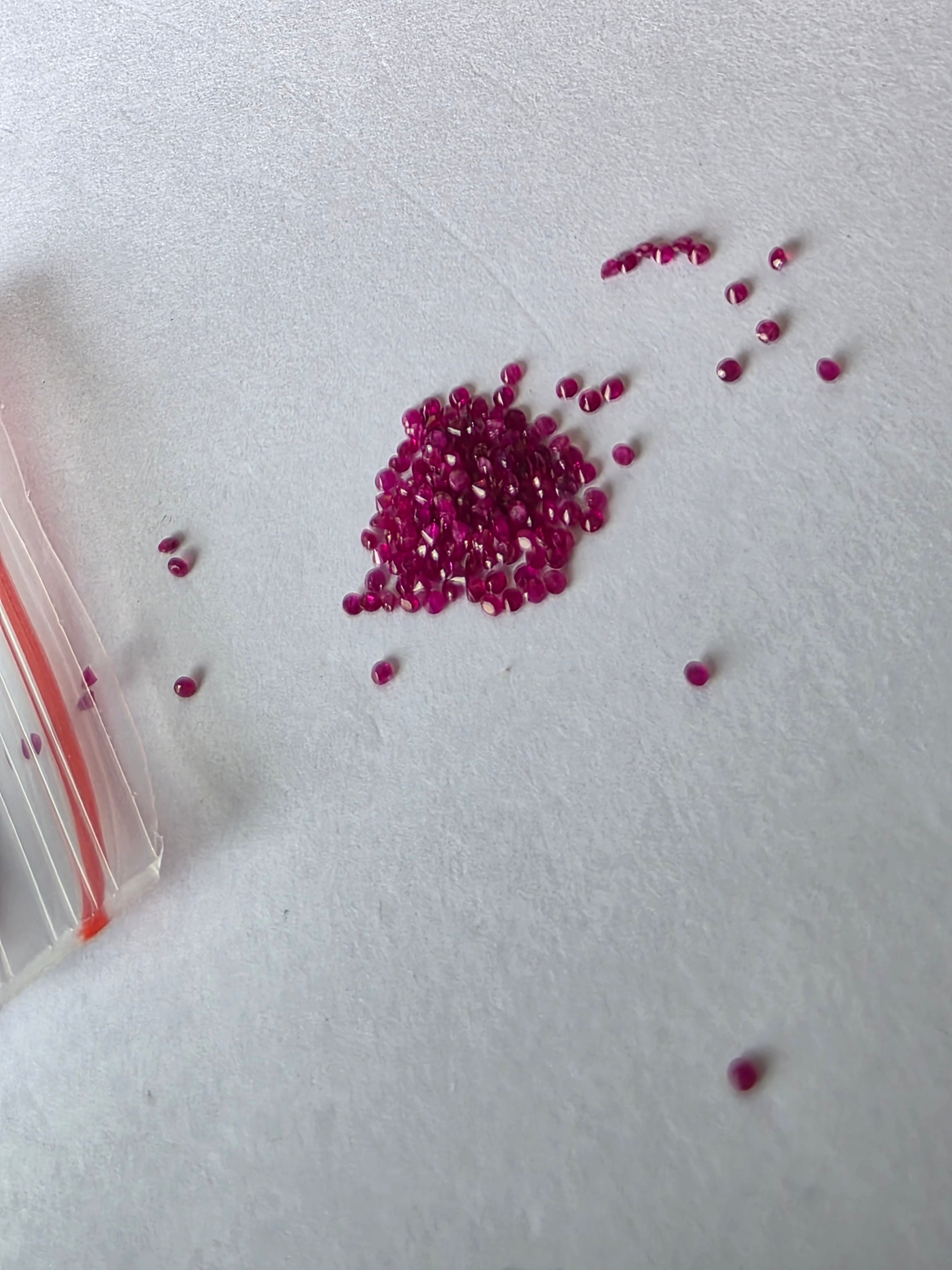 Rubí natural 0.006 ct aprox. (1.00 mm) | Color fucsia intenso