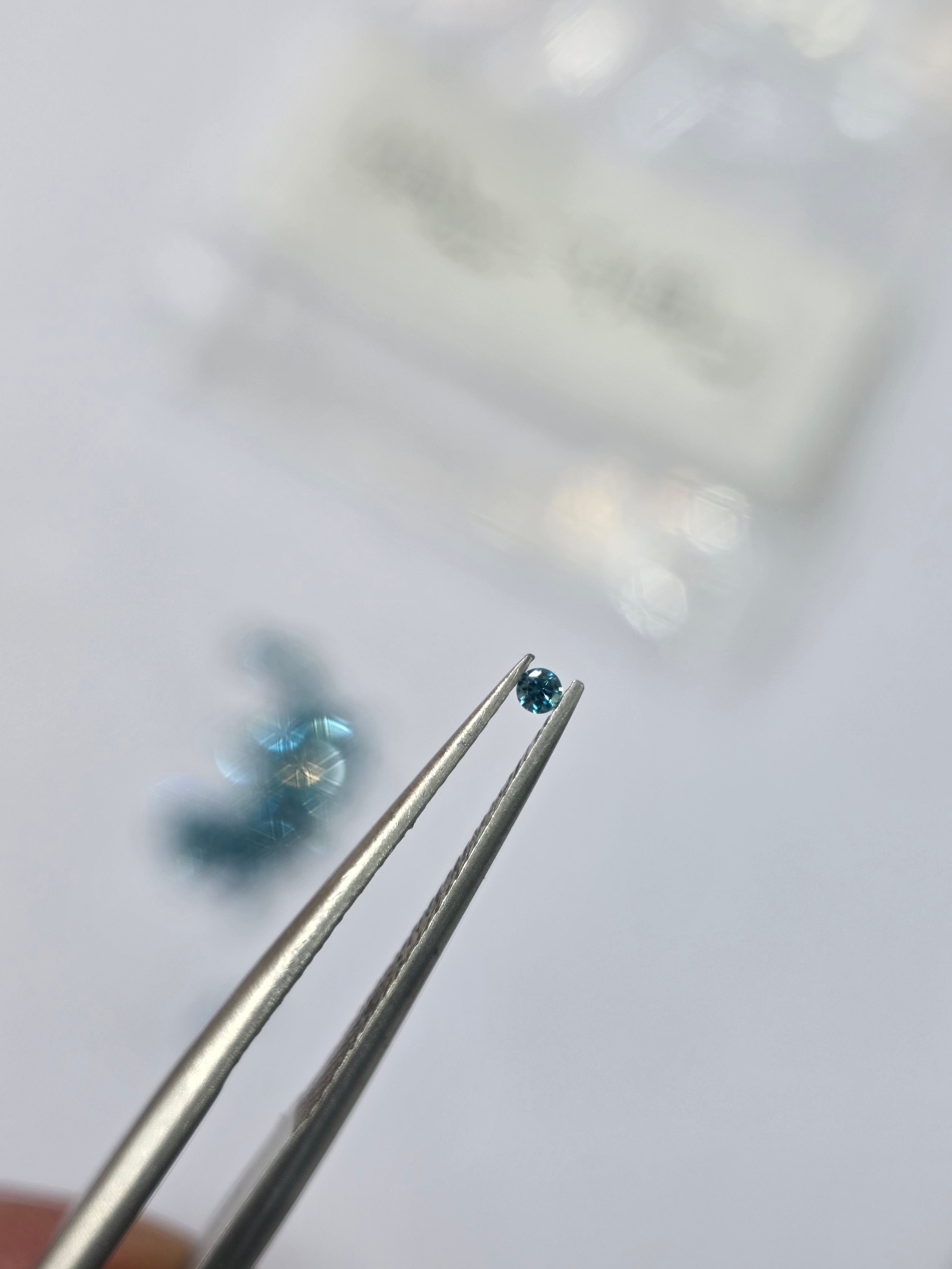 Diamante natural 0.015 ct aprox. (1.45–1.49 mm) | Color azul | Tratado