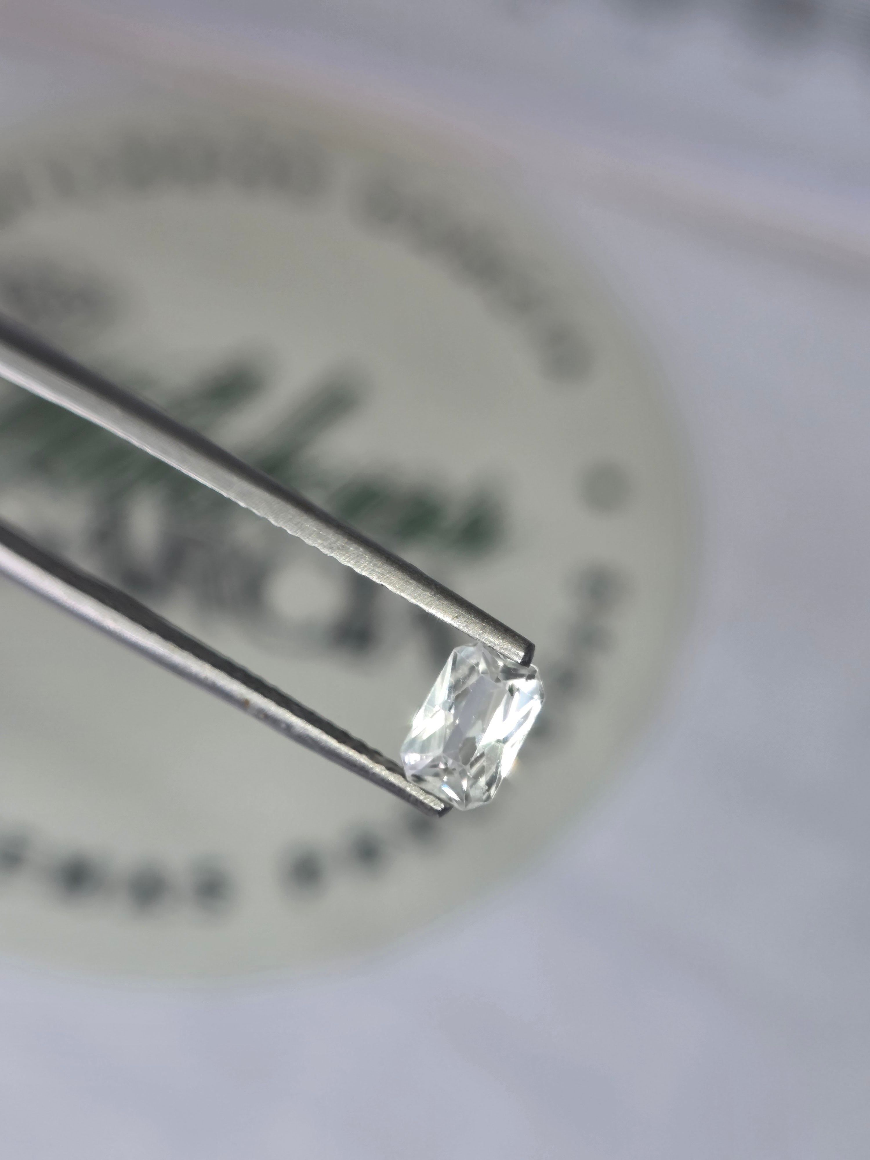 Zafiro natural 0.75 ct (6.33 × 4.11 mm) | Color blanco cristal