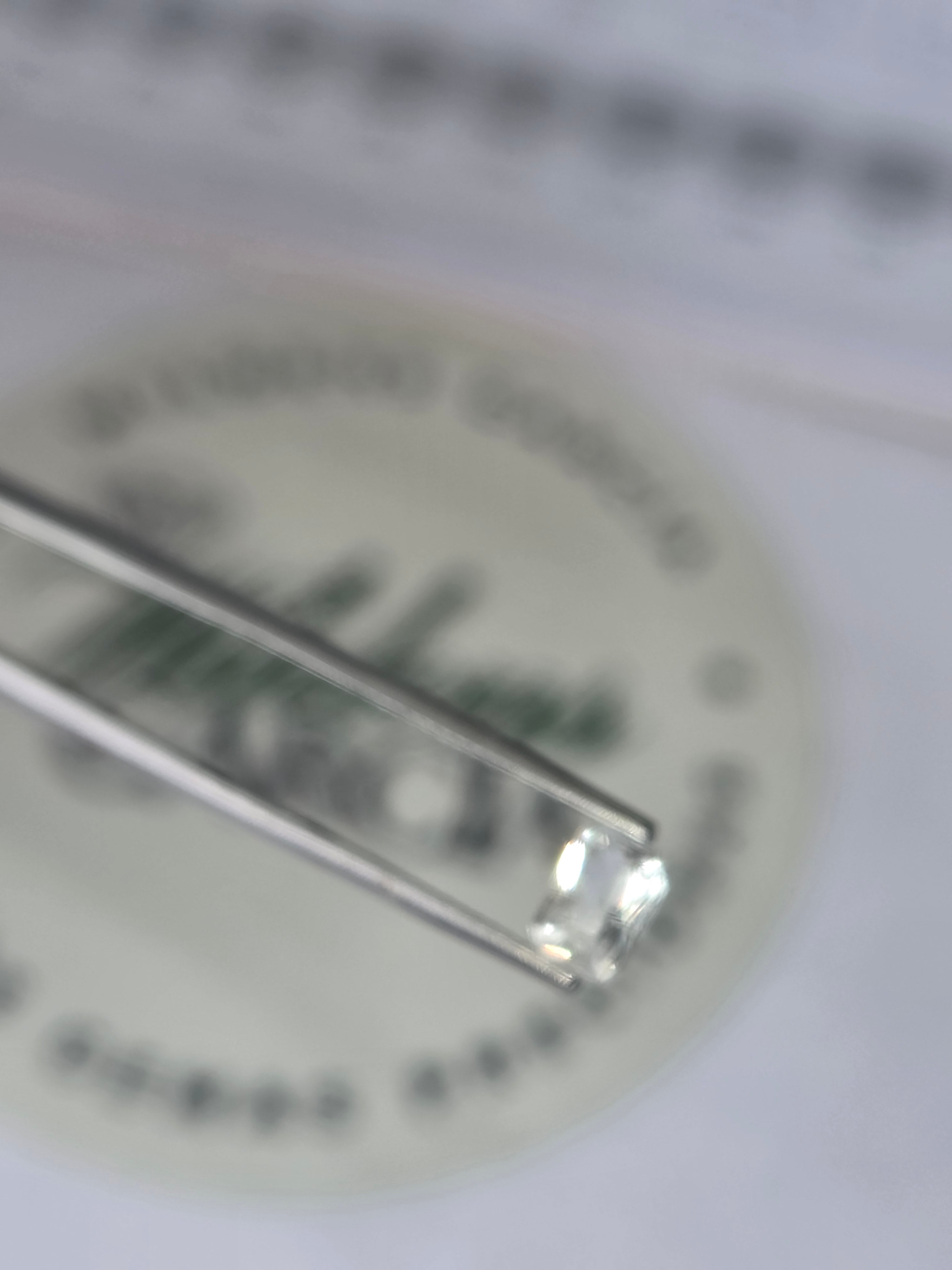 Zafiro natural 0.75 ct (6.33 × 4.11 mm) | Color blanco cristal